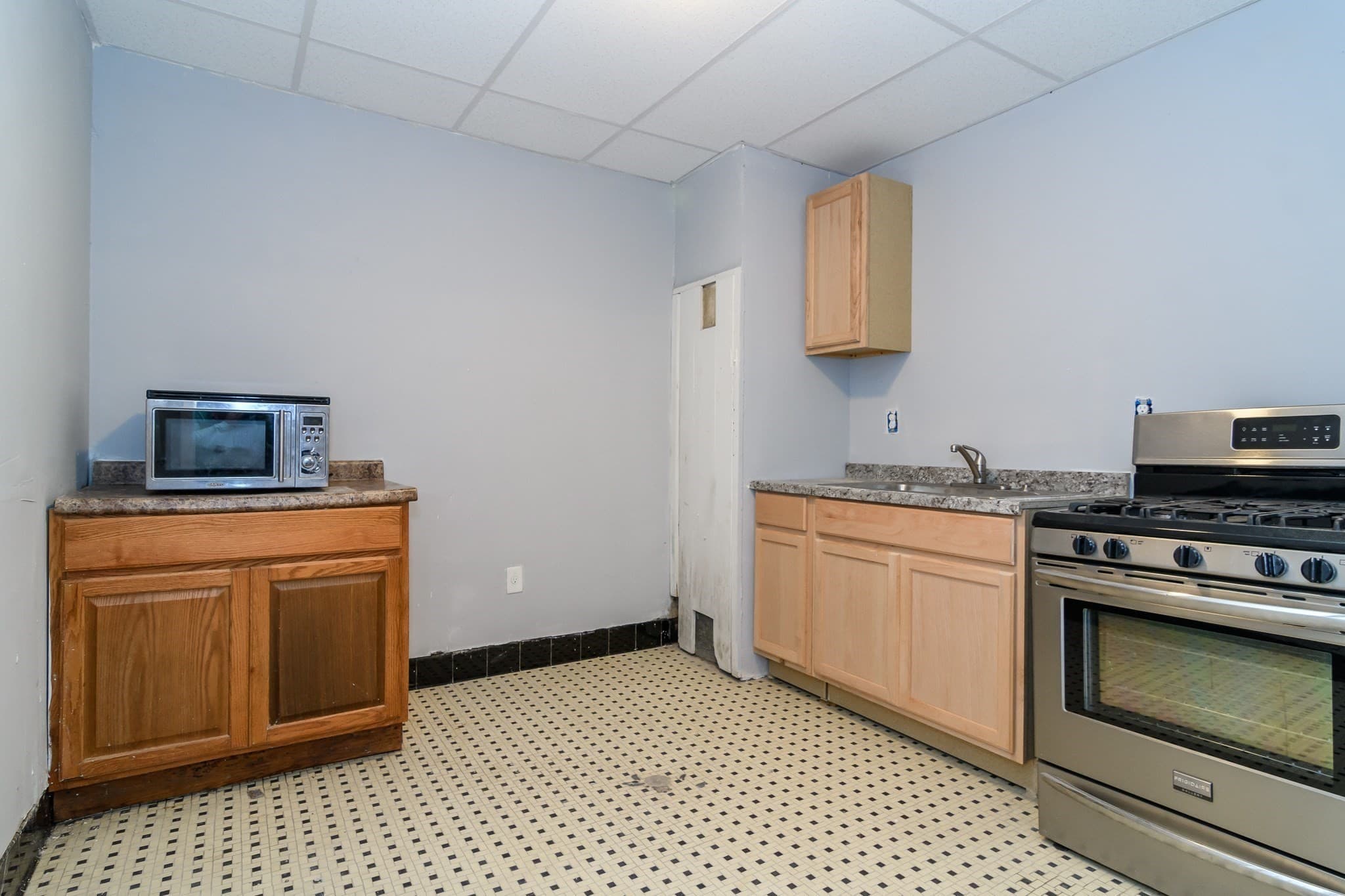 4 Family - 4 Units Up/Down at 52 & 52.5 Wall St, Worcester MA 01604, Worcester, photo 3 of 42