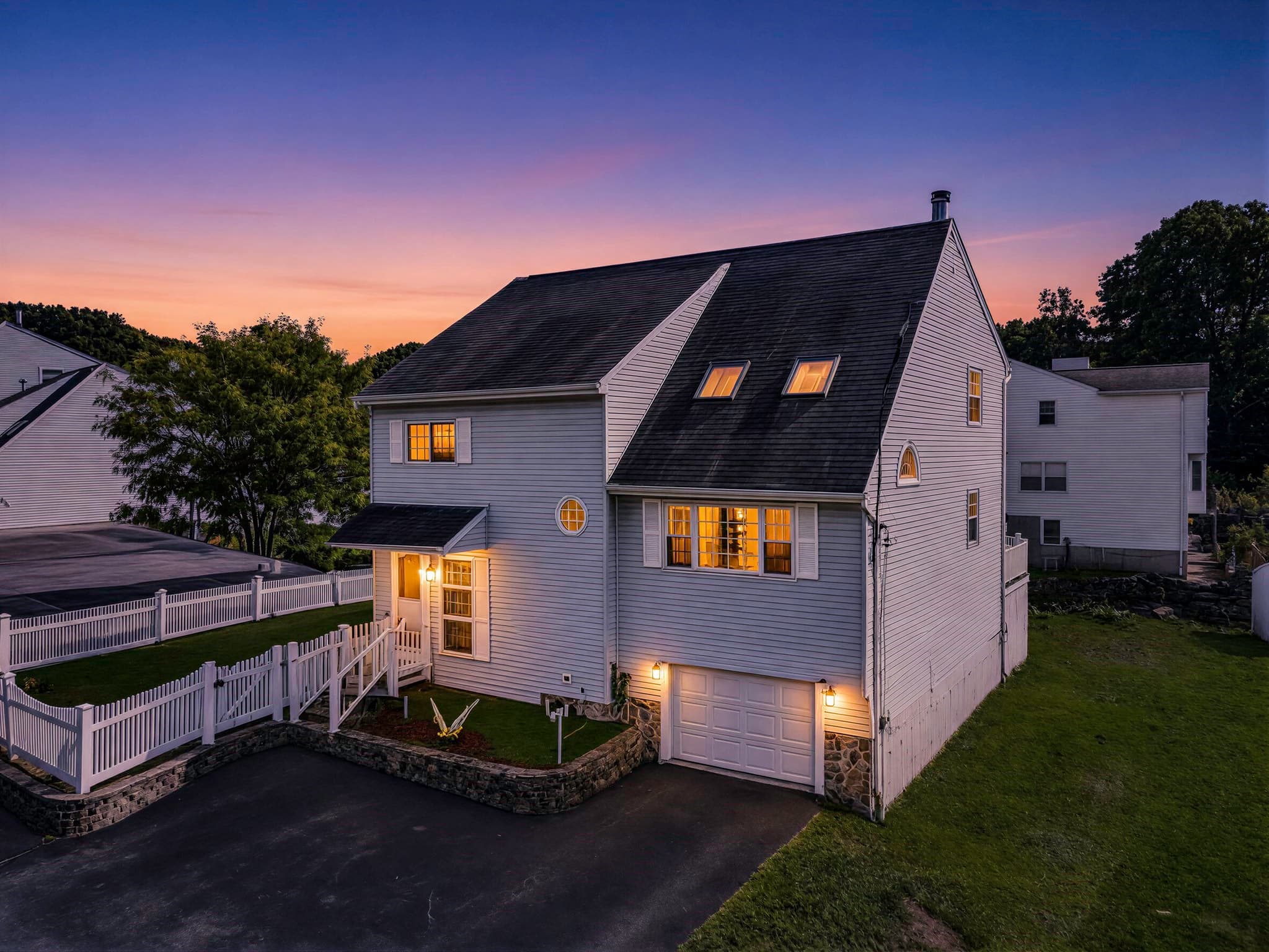 102 Sunderland Rd, Worcester MA 01604