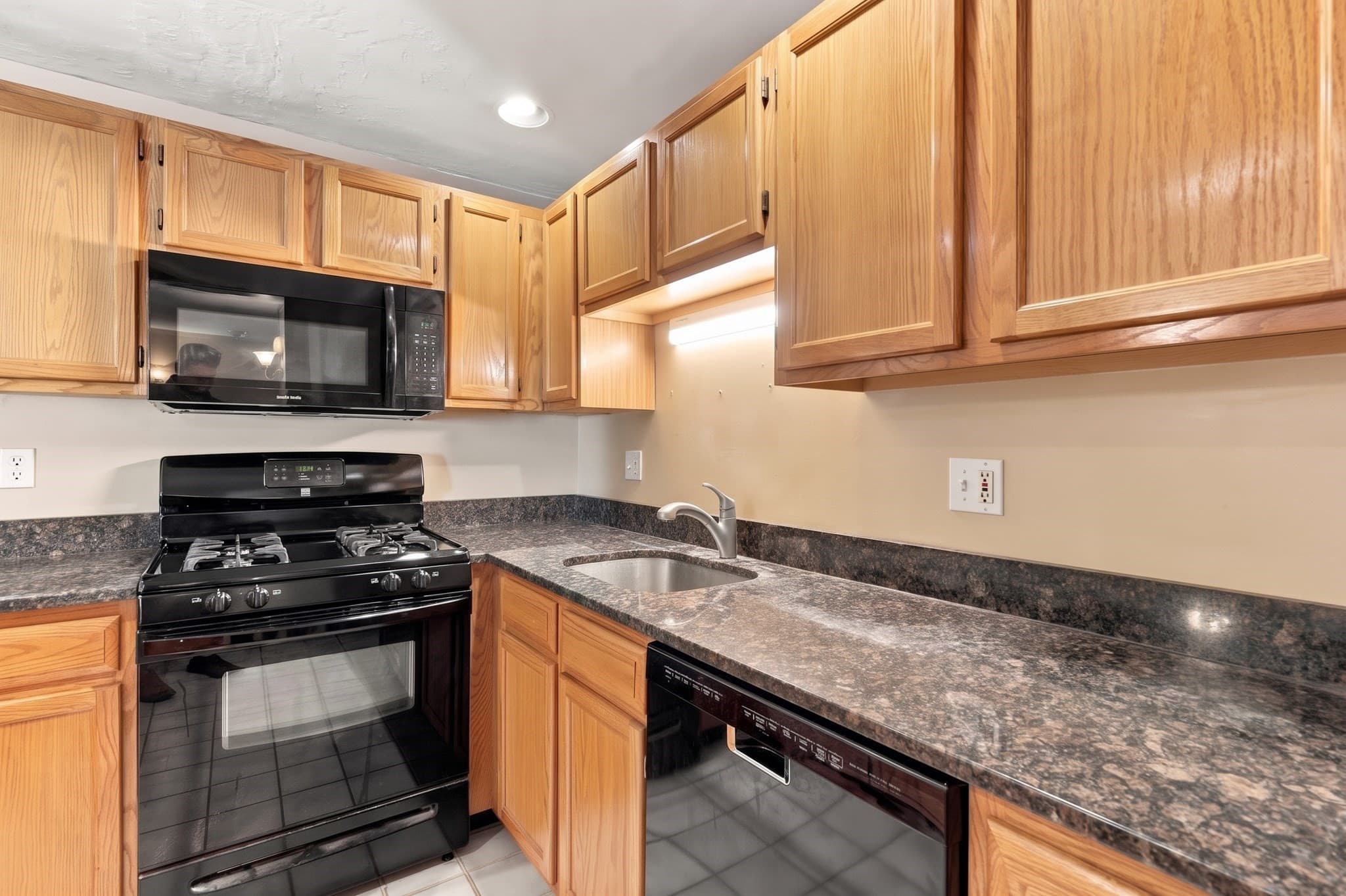 Condominium at 175 Littleton Road # B6, Chelmsford MA 01824, Chelmsford, photo 7 of 24