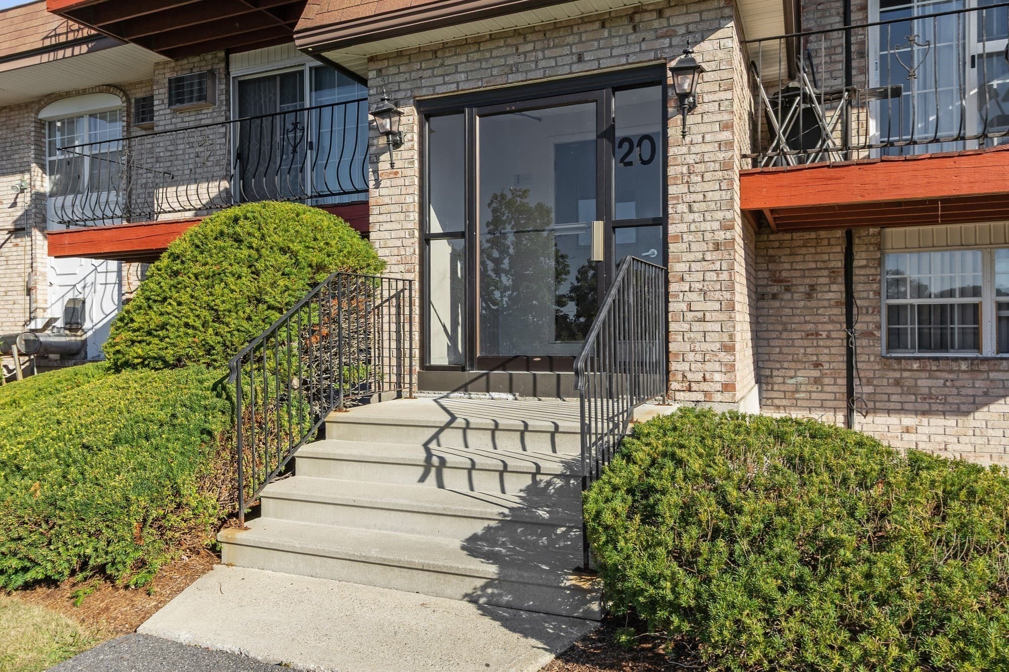 Condominium at 20 Williamsburg Ct. # 2, Shrewsbury MA 01545, Shrewsbury, photo 3 of 23