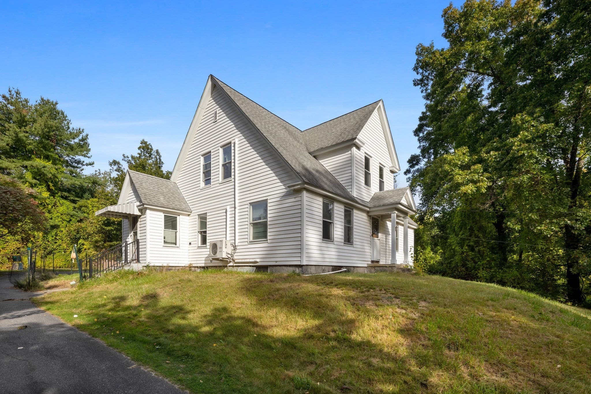Single Family Residence at 10 Salem St, Methuen MA 01844, Methuen, photo 2 of 34