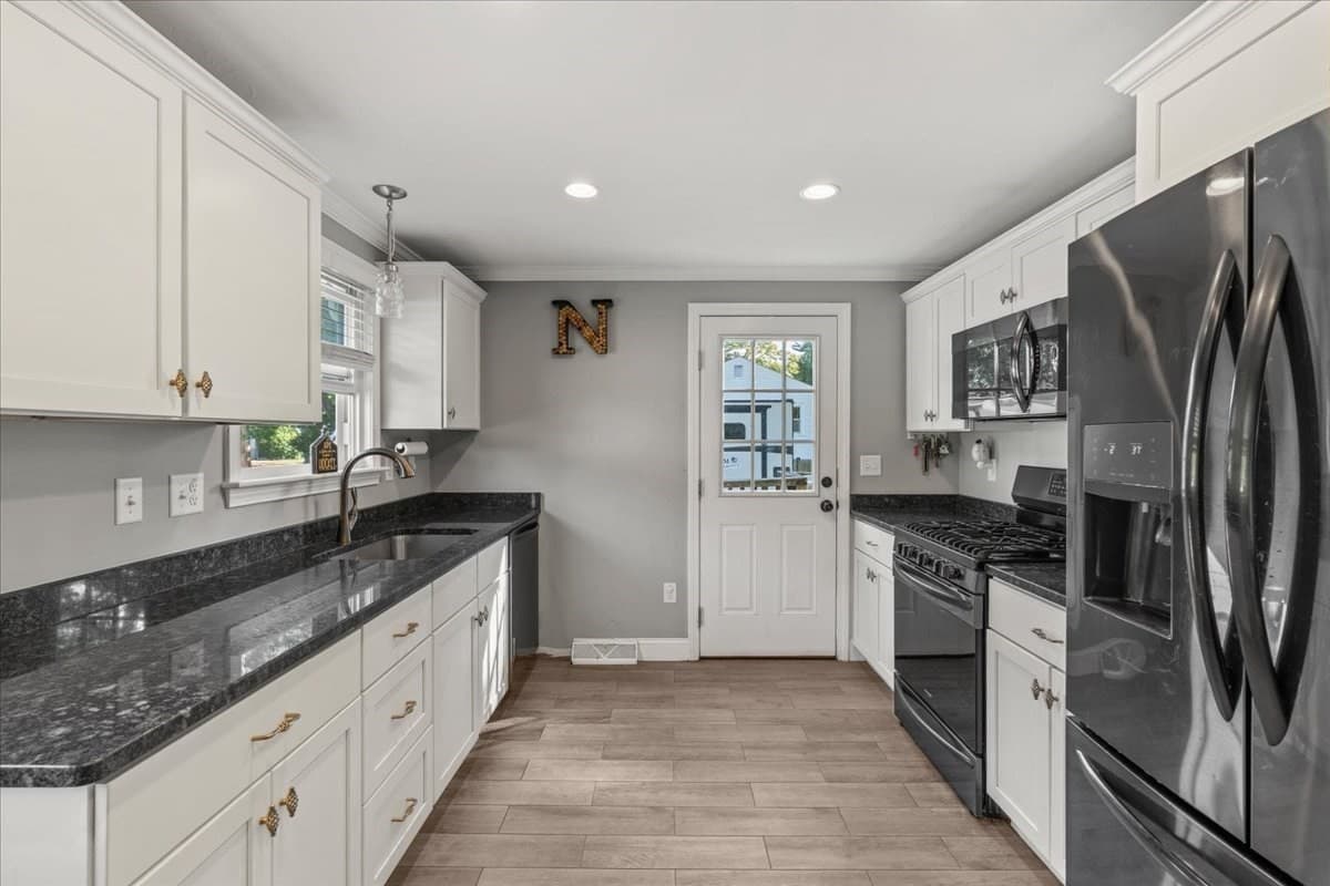 Single Family Residence at 105 Crestfield Dr, Brockton MA 02302, Brockton, photo 6 of 42