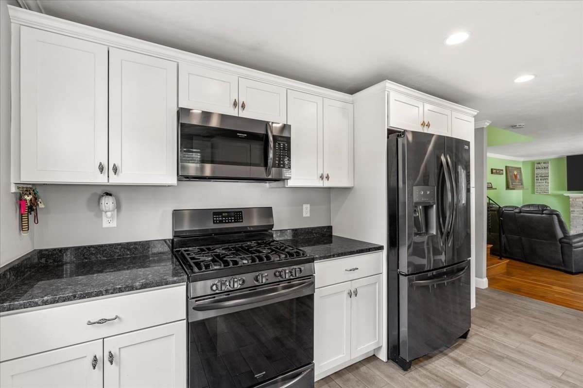 Single Family Residence at 105 Crestfield Dr, Brockton MA 02302, Brockton, photo 5 of 42