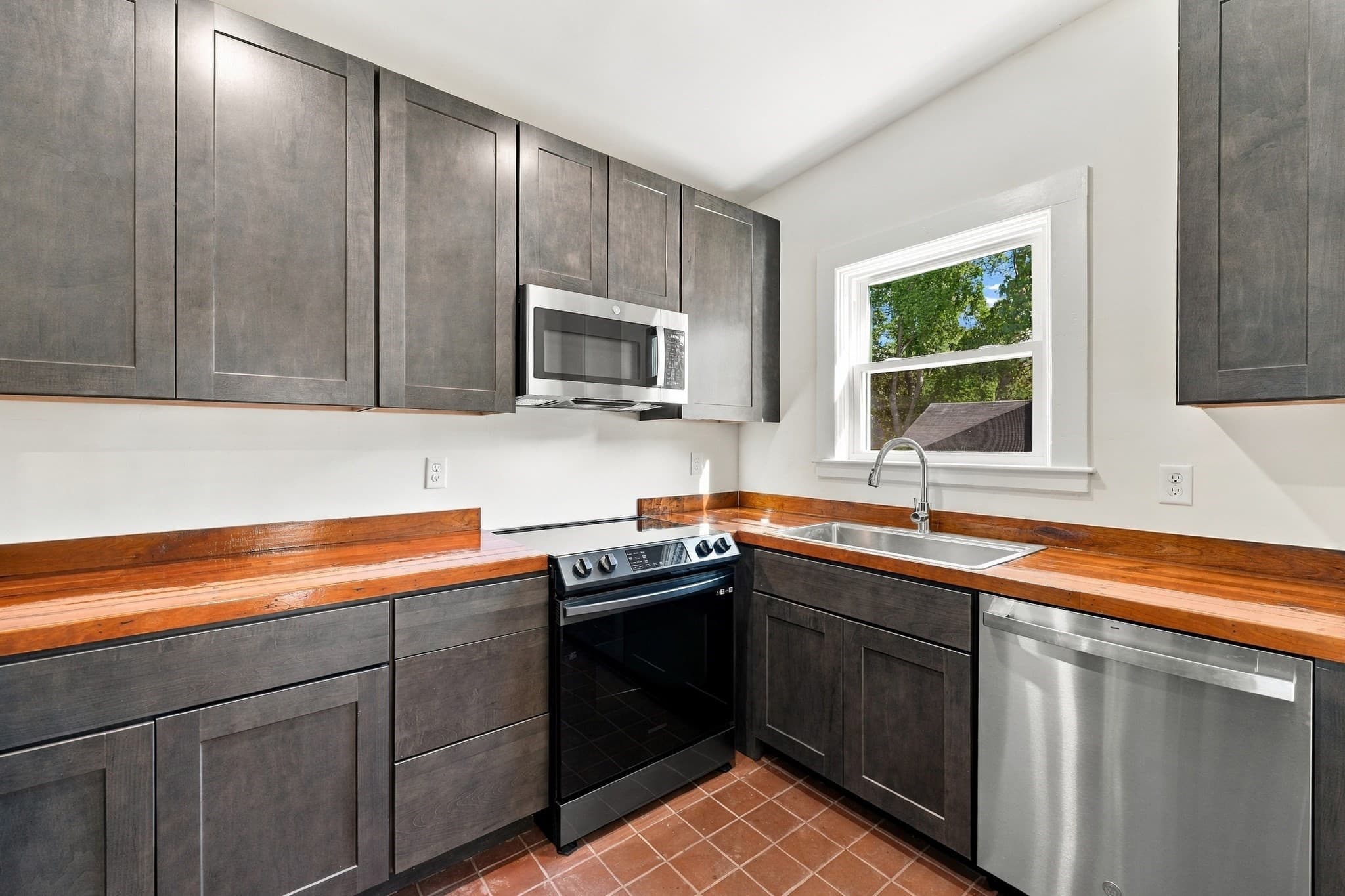 Single Family Residence at 174 Hamilton St, Southbridge MA 01550, Southbridge, photo 21 of 42