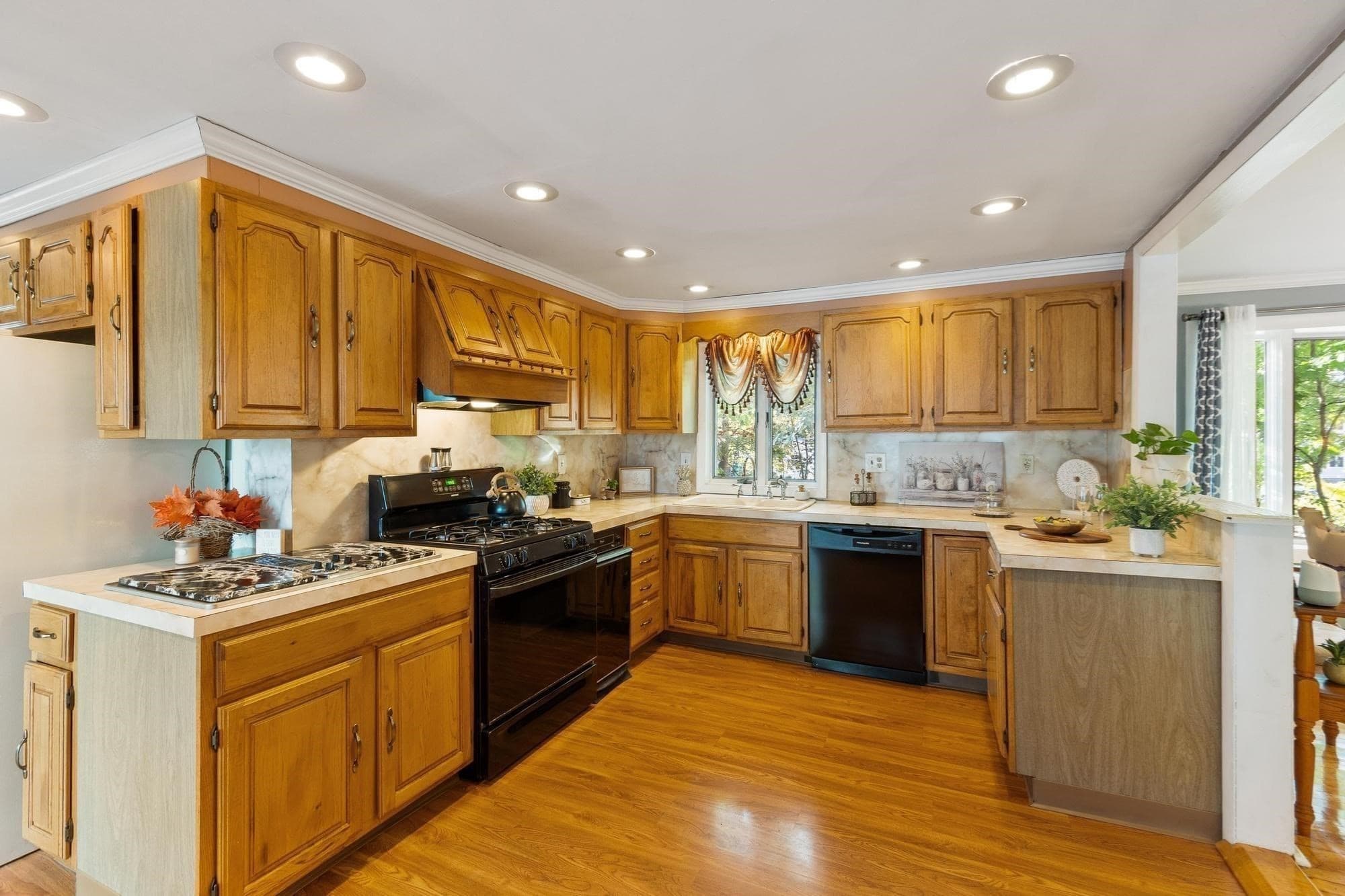 Single Family Residence at 41 Smith St, Fitchburg MA 01420, Fitchburg, photo 6 of 40