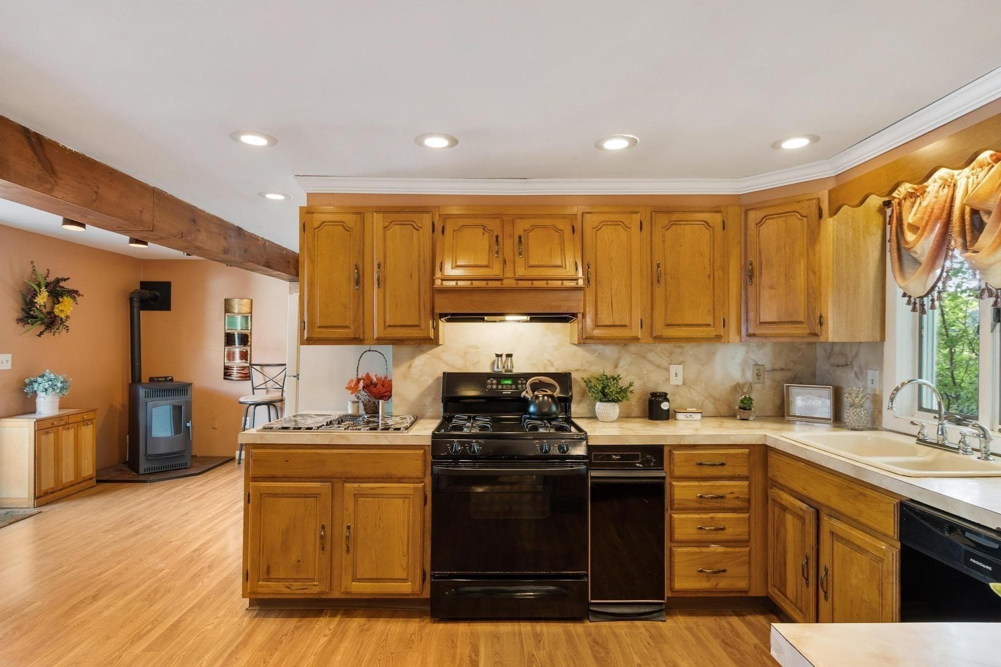 Single Family Residence at 41 Smith St, Fitchburg MA 01420, Fitchburg, photo 9 of 40