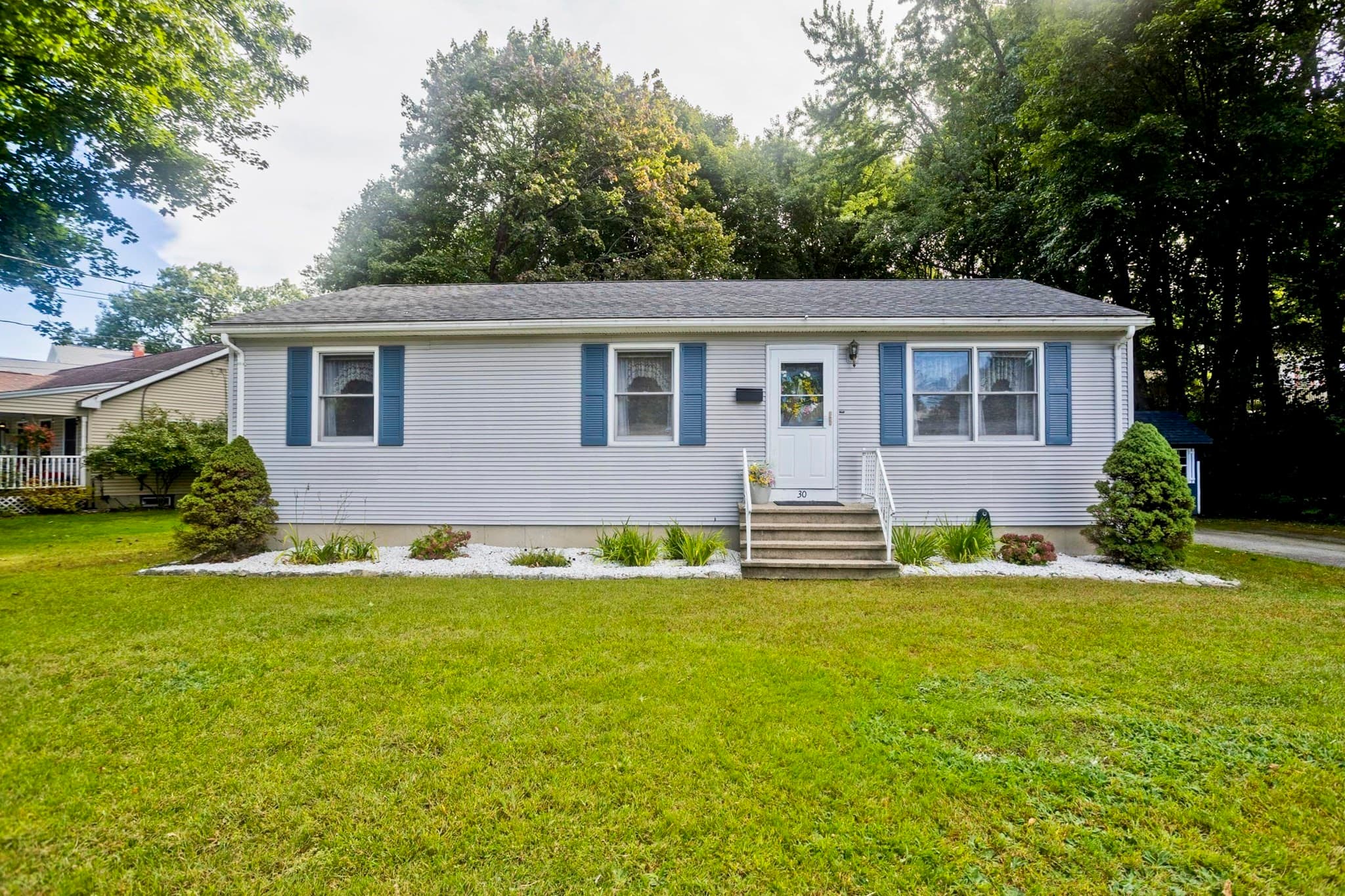 30 Dale St, Holyoke MA 01040