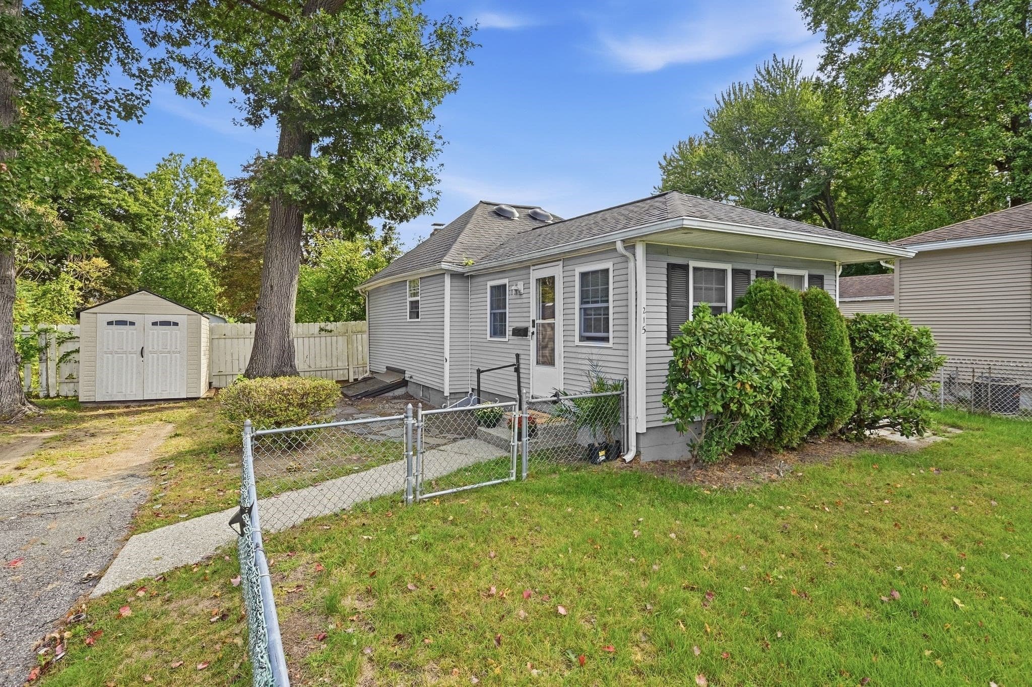 Single Family Residence at 215 Eddy St, Springfield MA 01104, Springfield, photo 5 of 27