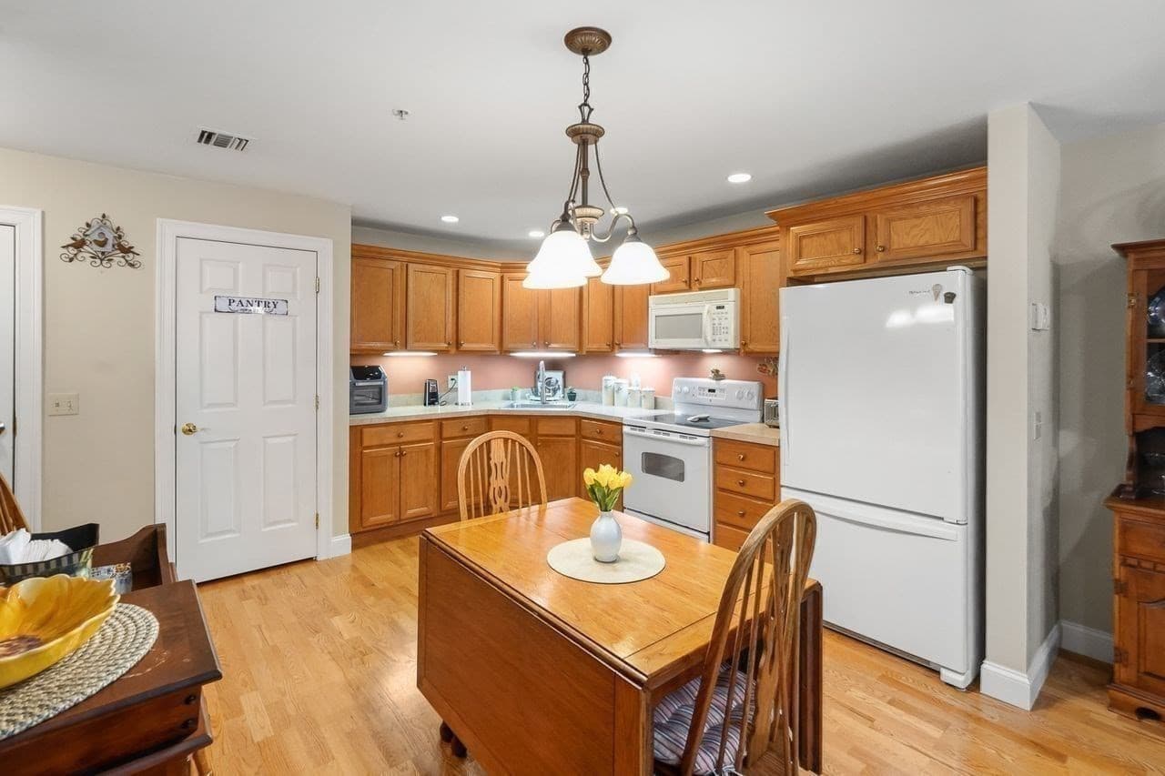 Condominium at 7 Crescent Way # 101, Sturbridge MA 01566, Sturbridge, photo 9 of 42
