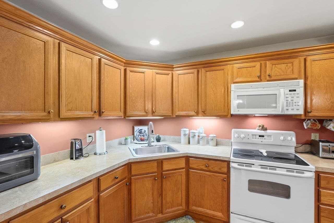 Condominium at 7 Crescent Way # 101, Sturbridge MA 01566, Sturbridge, photo 10 of 42
