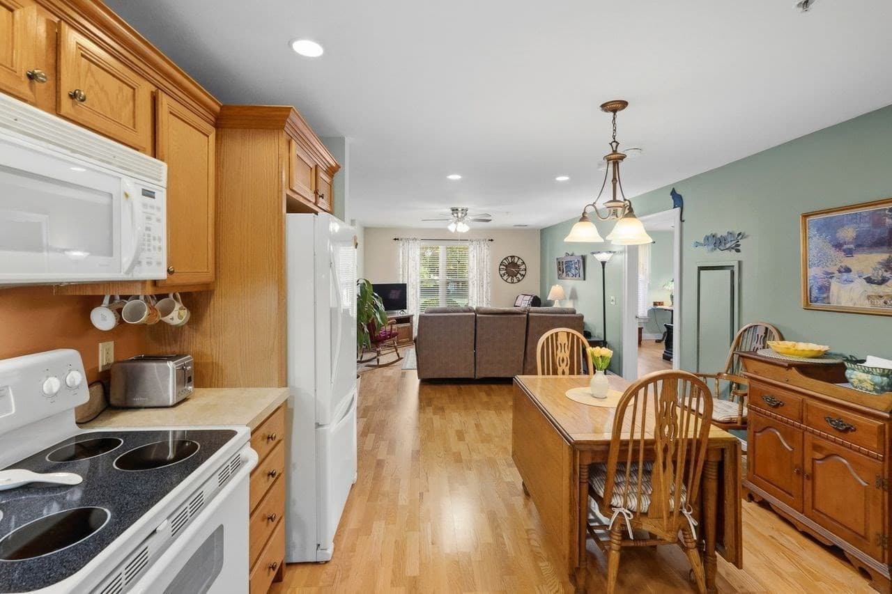 Condominium at 7 Crescent Way # 101, Sturbridge MA 01566, Sturbridge, photo 11 of 42
