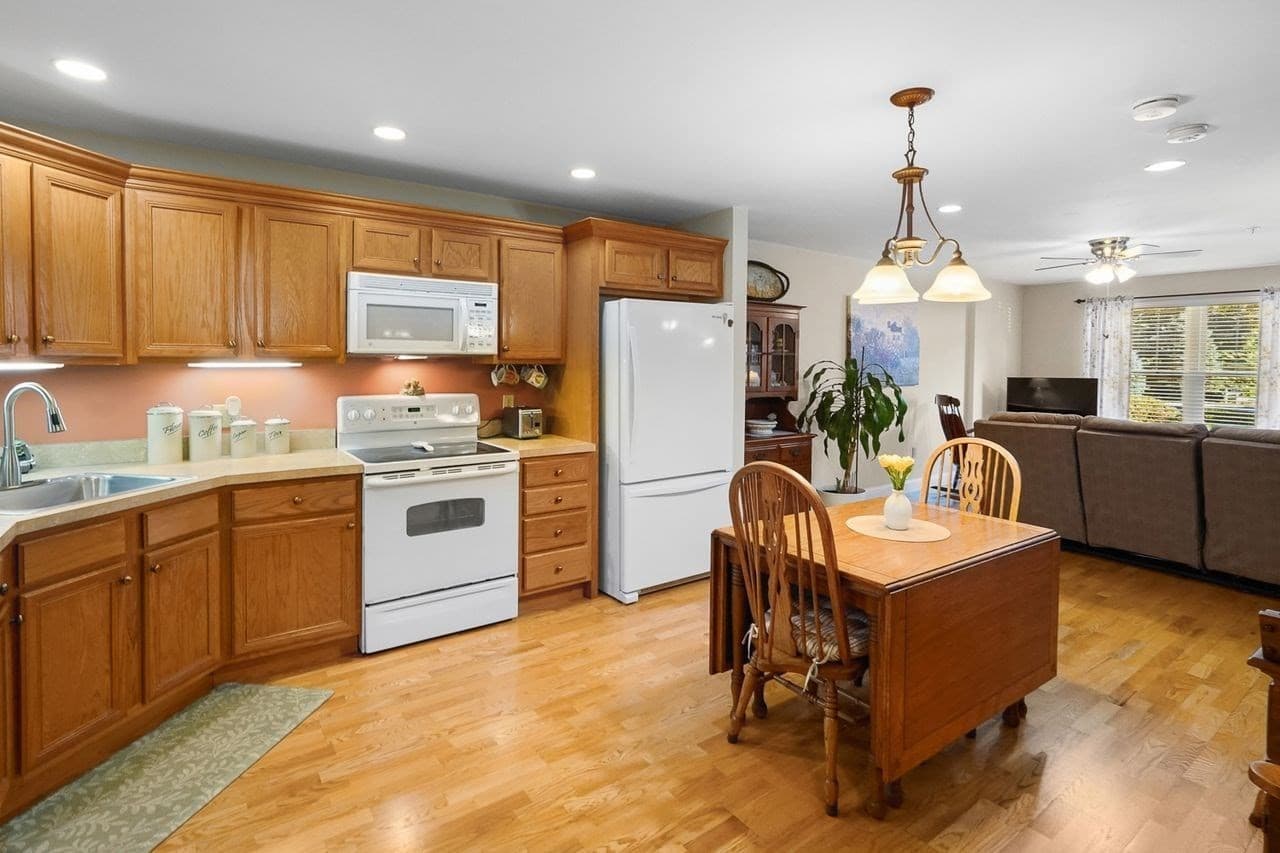 Condominium at 7 Crescent Way # 101, Sturbridge MA 01566, Sturbridge, photo 8 of 42