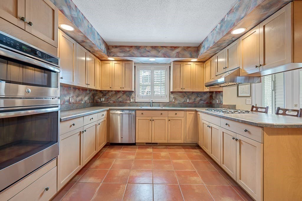 Condominium at 39 Waterford Drive # 39, Worcester MA 01602, Worcester, photo 6 of 34