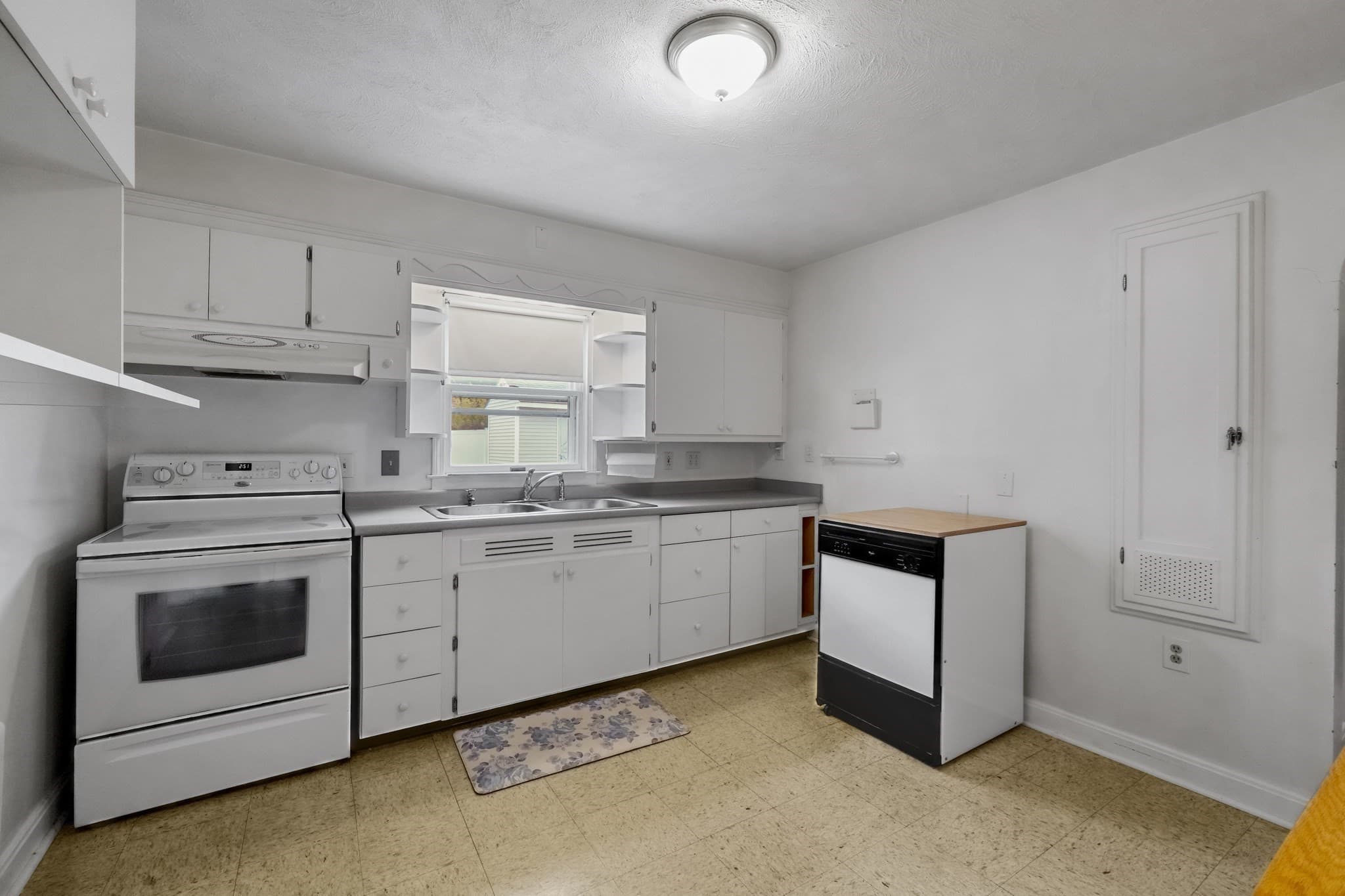 Single Family Residence at 99 Luther Ave, Somerset MA 02726, Somerset, photo 7 of 41
