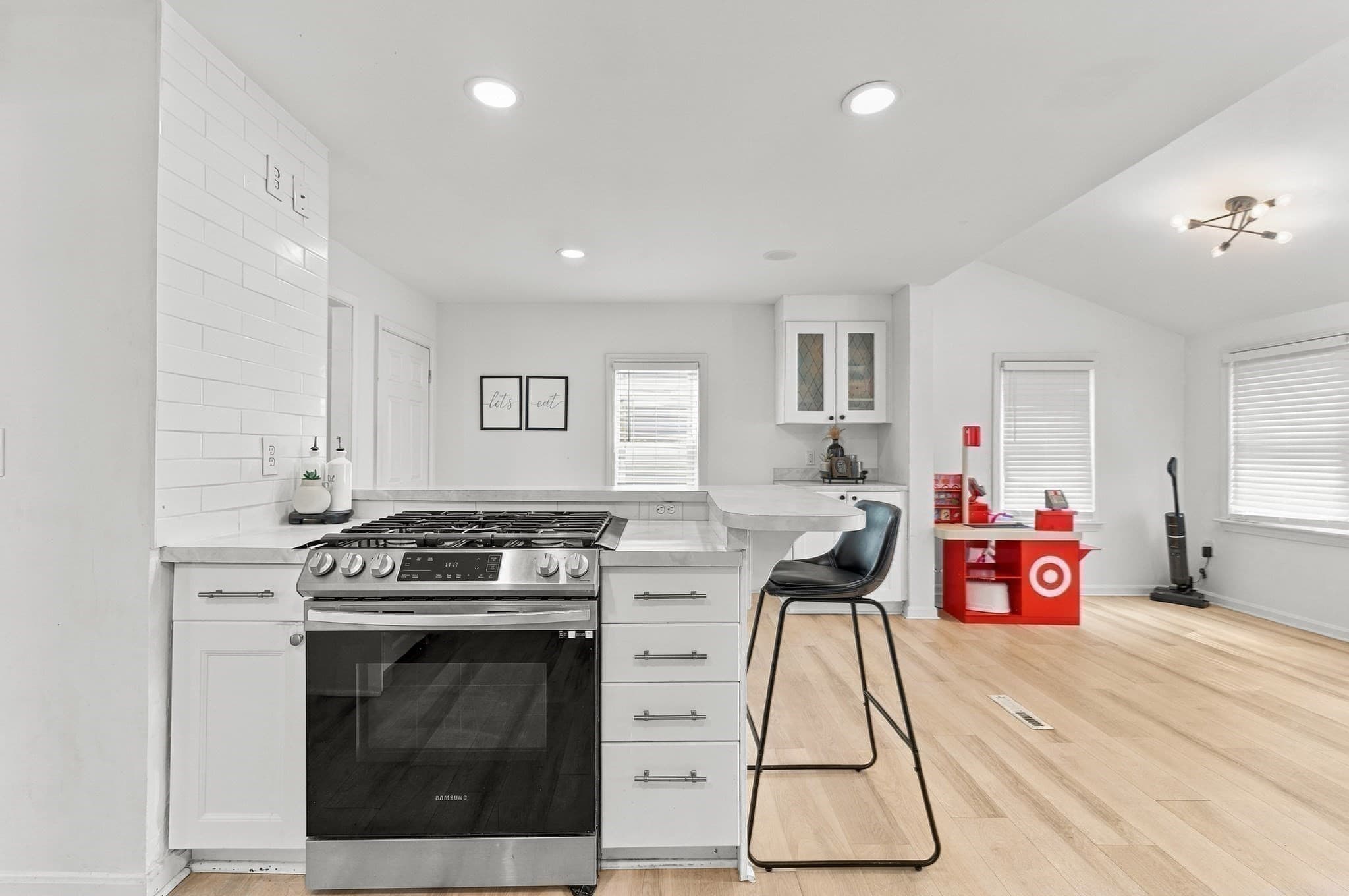 Single Family Residence at 861 Pleasant St, Attleboro MA 02703, Attleboro, photo 6 of 22
