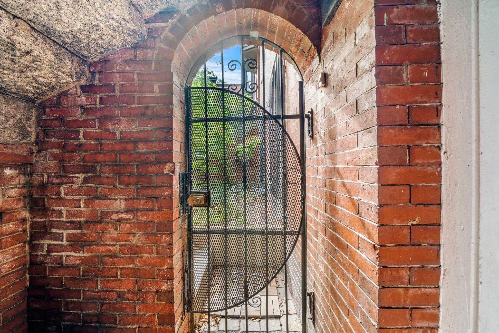 Condominium at 194 W Springfield St # 1, Boston MA 02118, Boston, photo 3 of 13