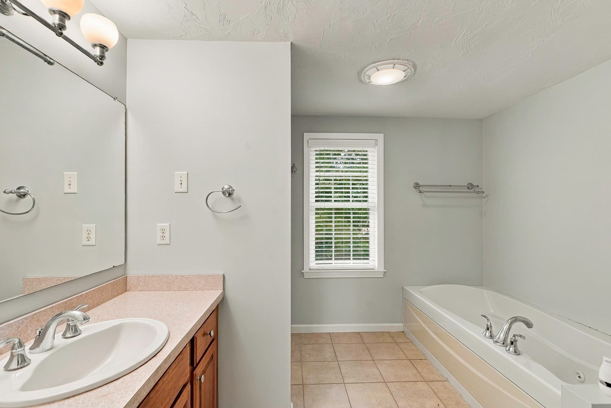 Single Family Residence at 10 Jonathan Cir, Rutland MA 01543, Rutland, photo 37 of 42