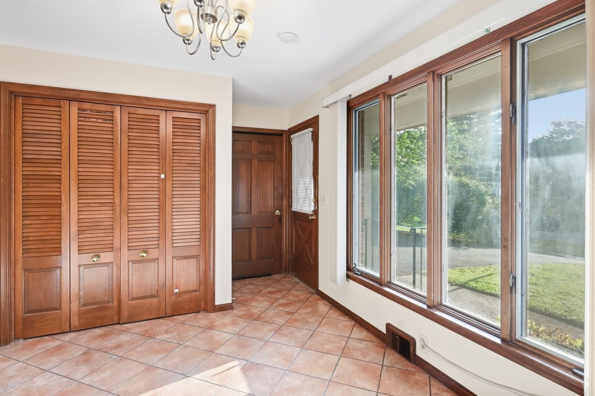 Single Family Residence at 185 Redfern Dr, Longmeadow MA 01106, Longmeadow, photo 16 of 35