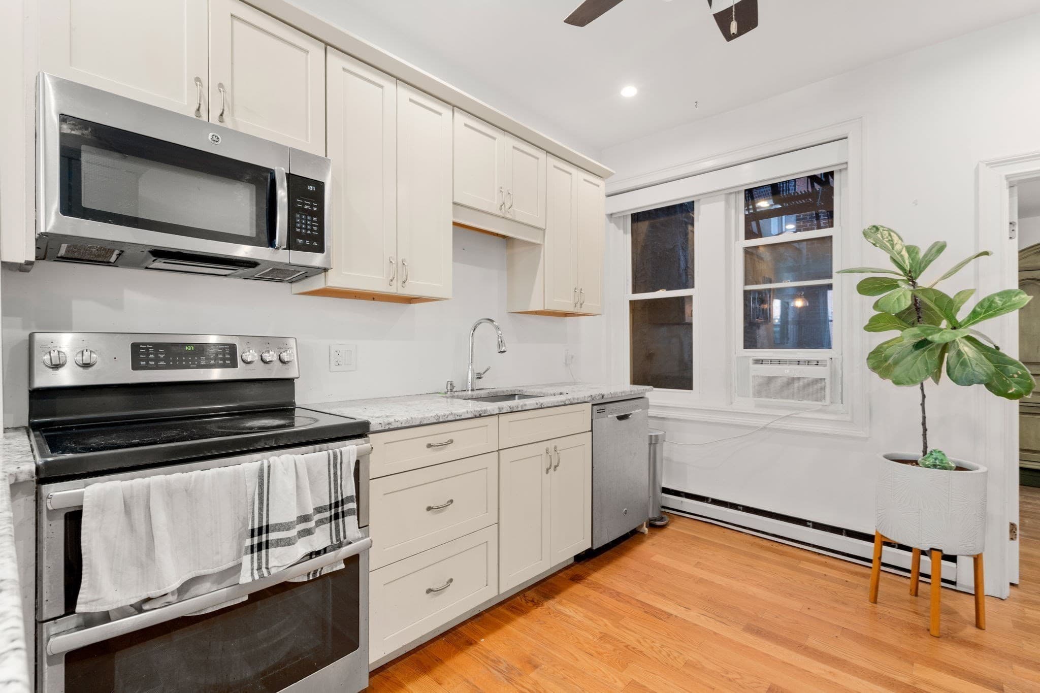 Condominium at 162 Endicott St # 1, Boston MA 02113, Boston, photo 2 of 20