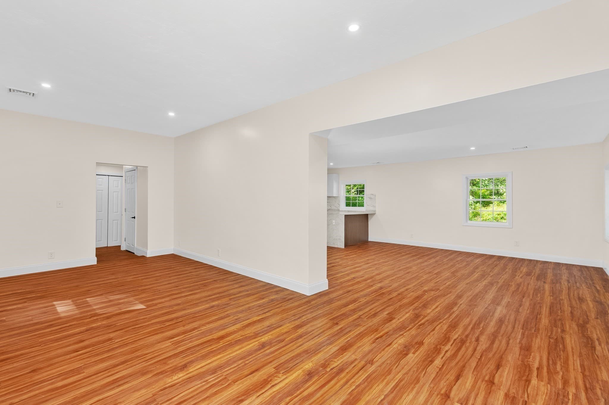 Single Family Residence at 198 Uxbridge Rd, Sutton MA 01590, Sutton, photo 5 of 29