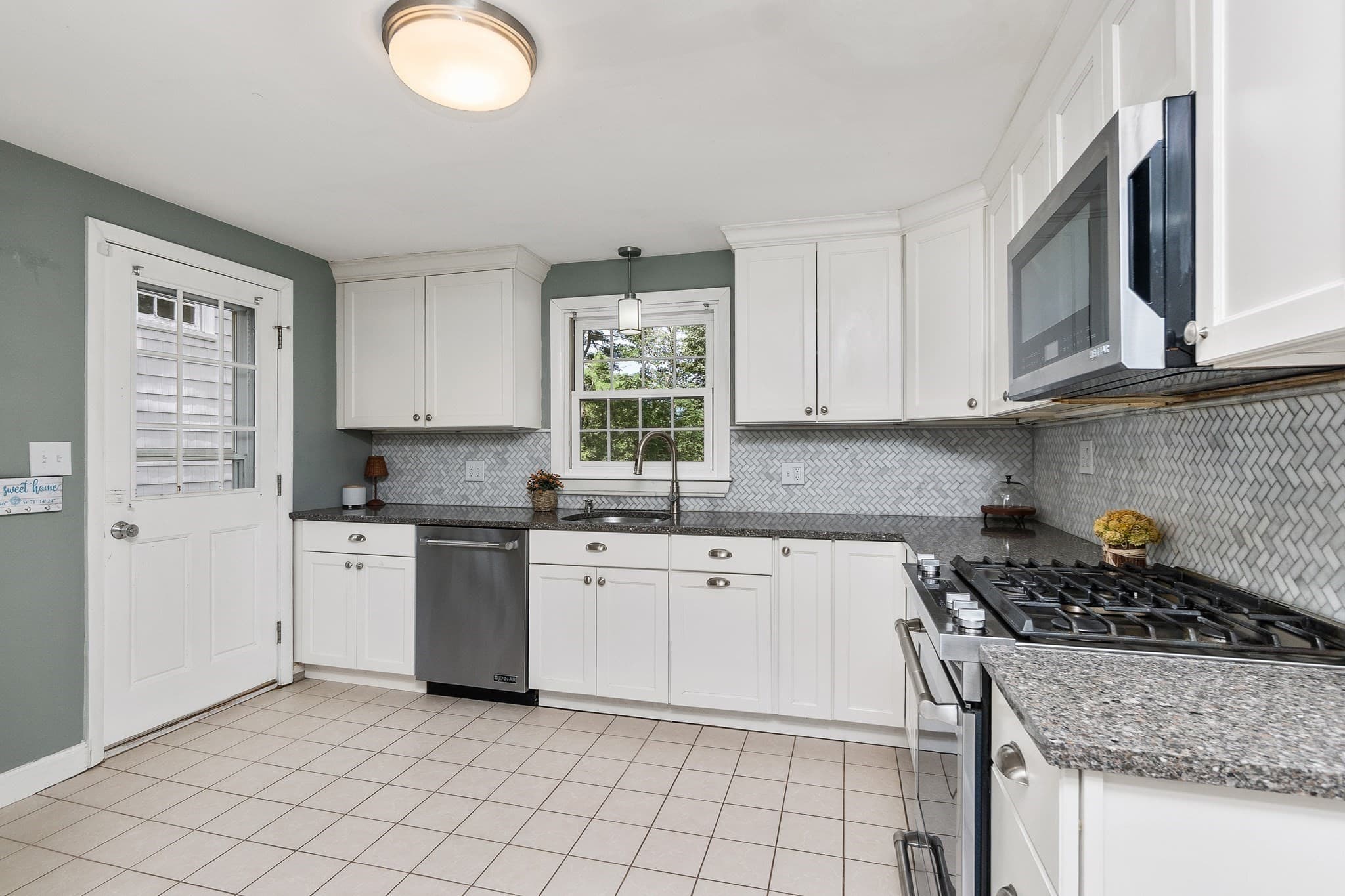 Single Family Residence at 105 Beach St, Foxboro MA 02035, Foxboro, photo 3 of 30