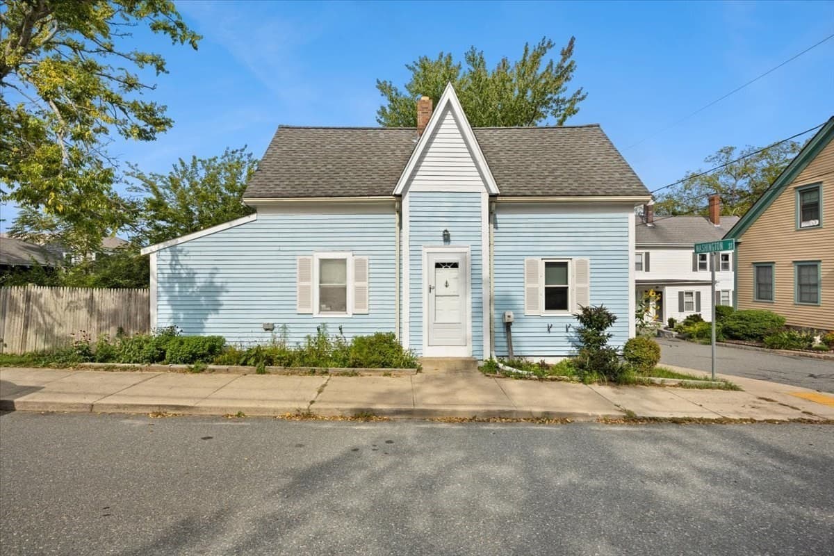28 Mayflower St, Plymouth MA 02360