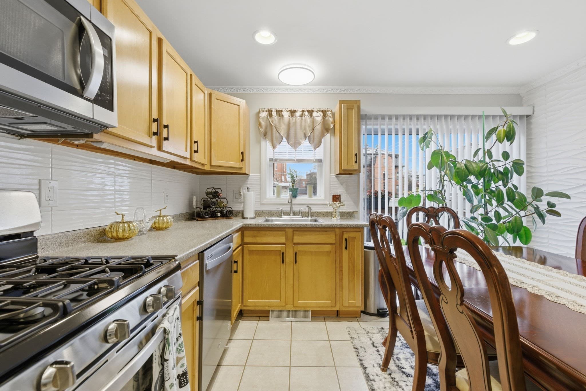 Condominium at 124 Locust St # 124, Haverhill MA 01830, Haverhill, photo 3 of 39