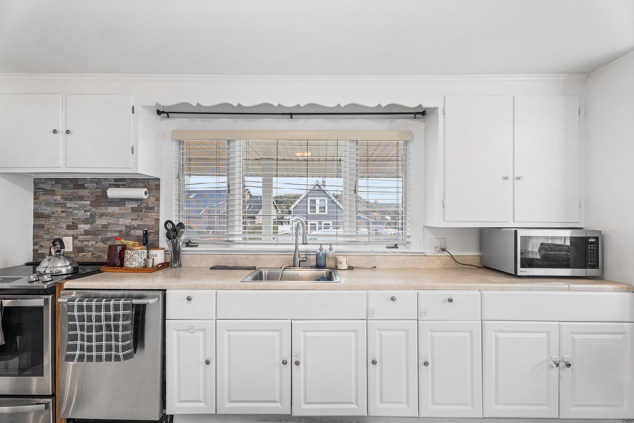 Single Family Residence at 140 Lynnfield St, Lynn MA 01904, Lynn, photo 12 of 35