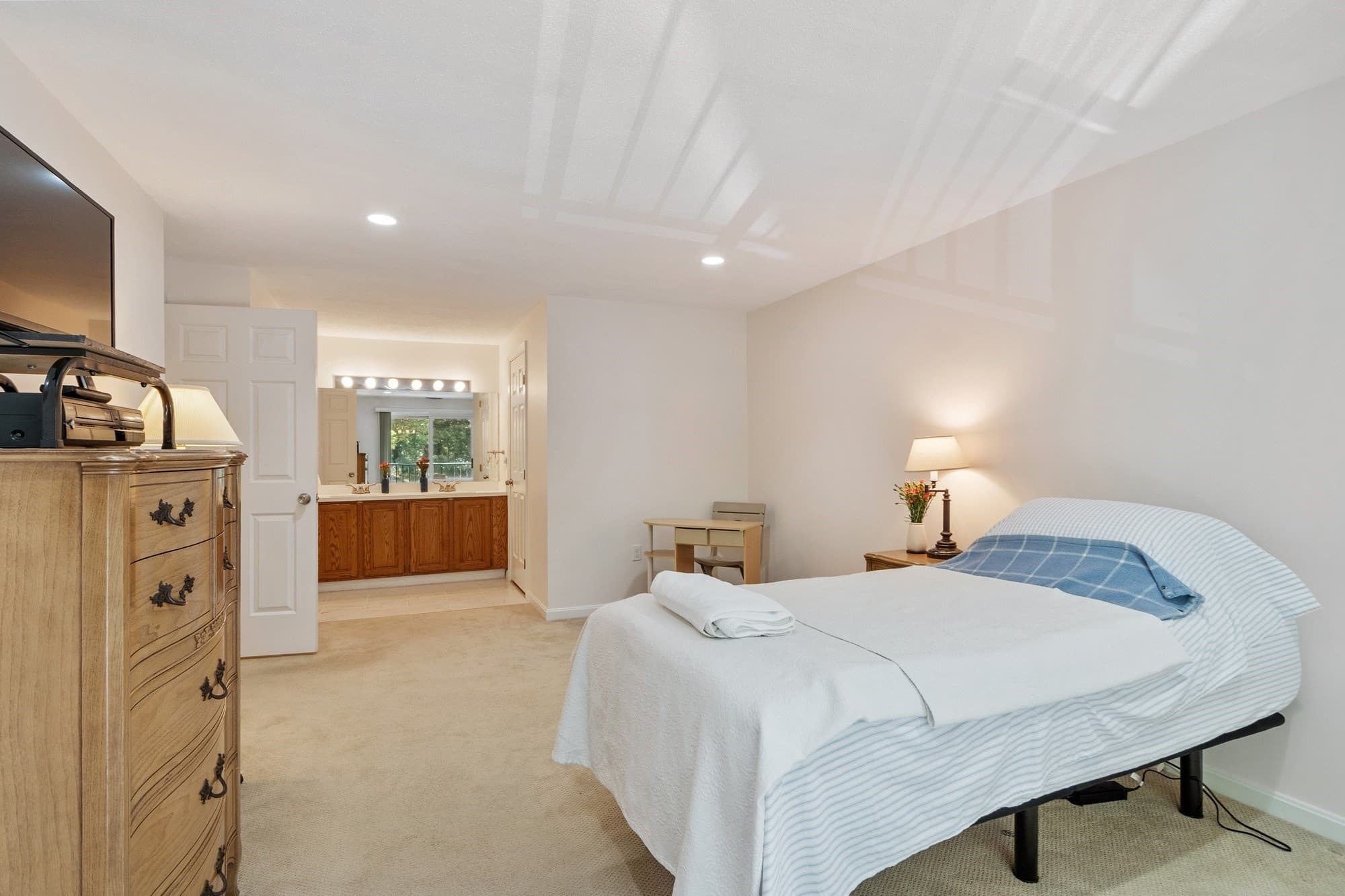 Condominium at 10 Ledgewood Way # 10, Peabody MA 01960, Peabody, photo 22 of 40
