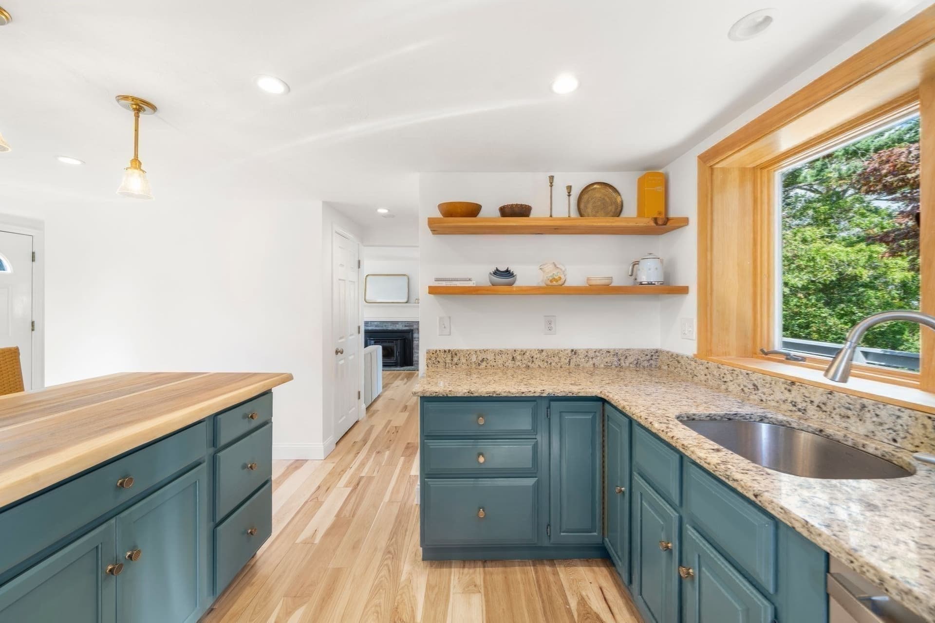 Single Family Residence at 32 Grandview Dr, Plymouth MA 02360, photo 6 of 39