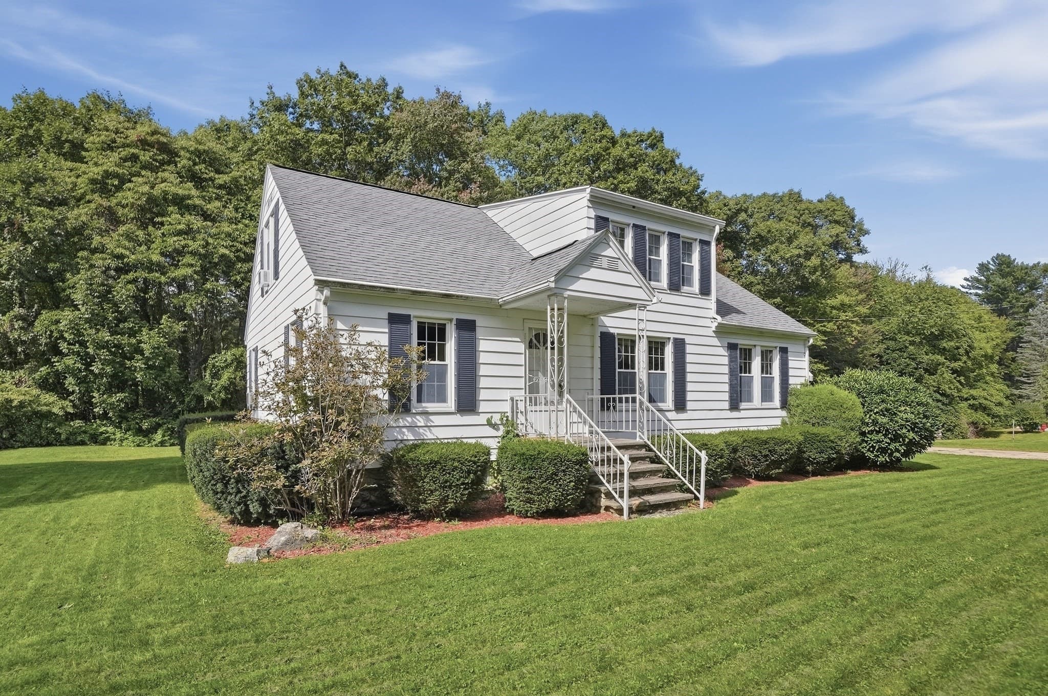 Single Family Residence at 416 Rochdale St, Auburn MA 01501, Auburn, photo 2 of 40