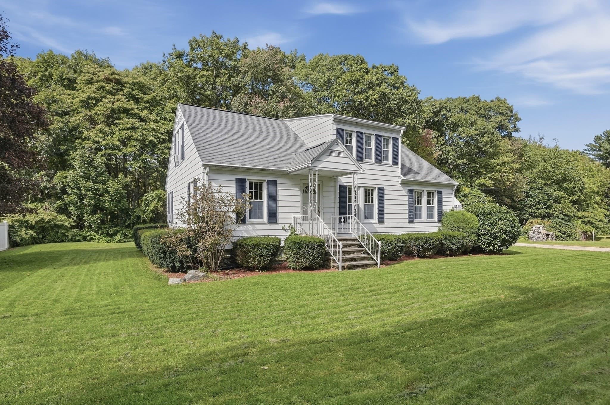 Single Family Residence at 416 Rochdale St, Auburn MA 01501, Auburn, photo 3 of 40