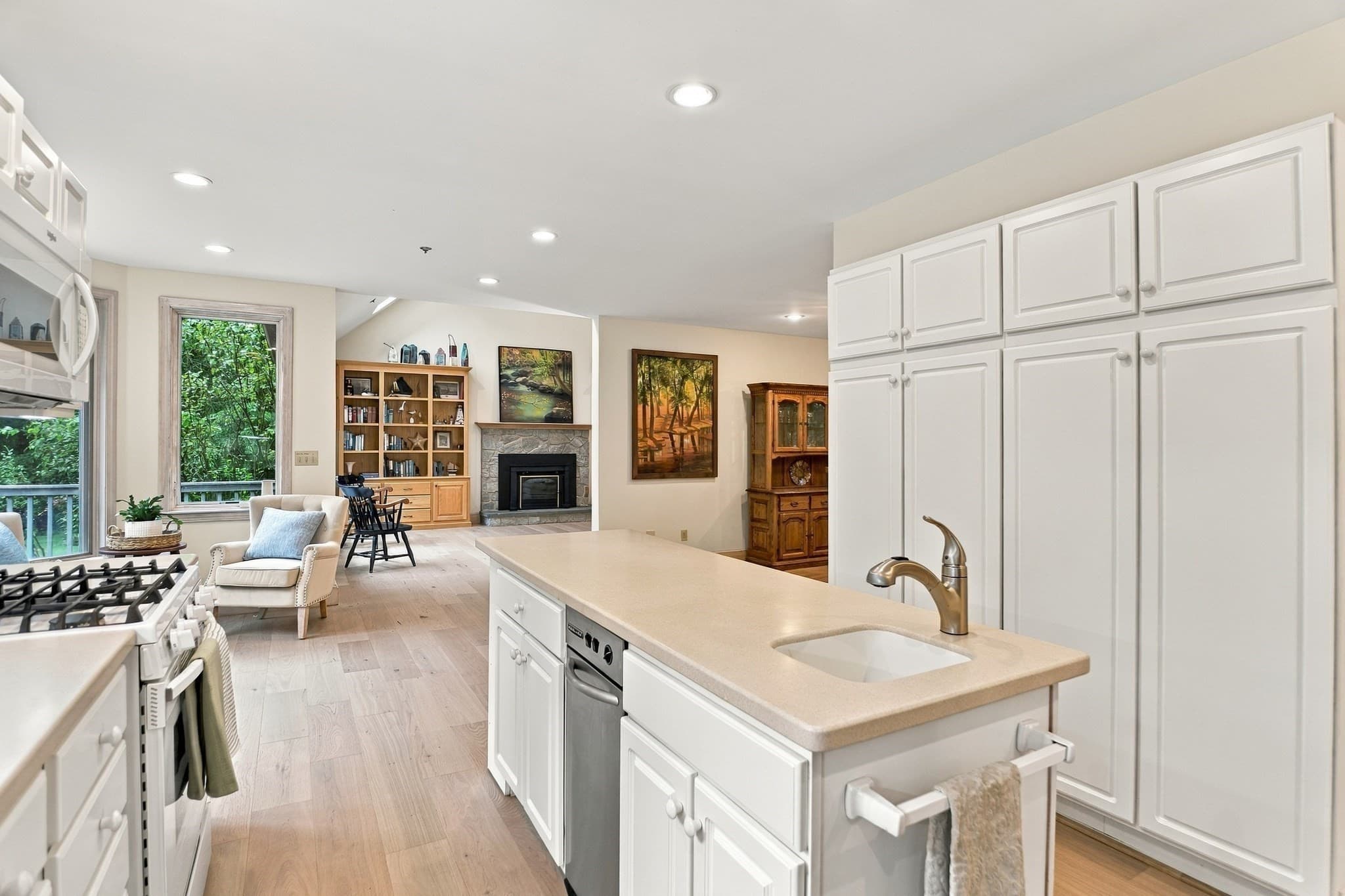 Single Family Residence at 9 Fox Run Dr, Haverhill MA 01832, Haverhill, photo 6 of 42