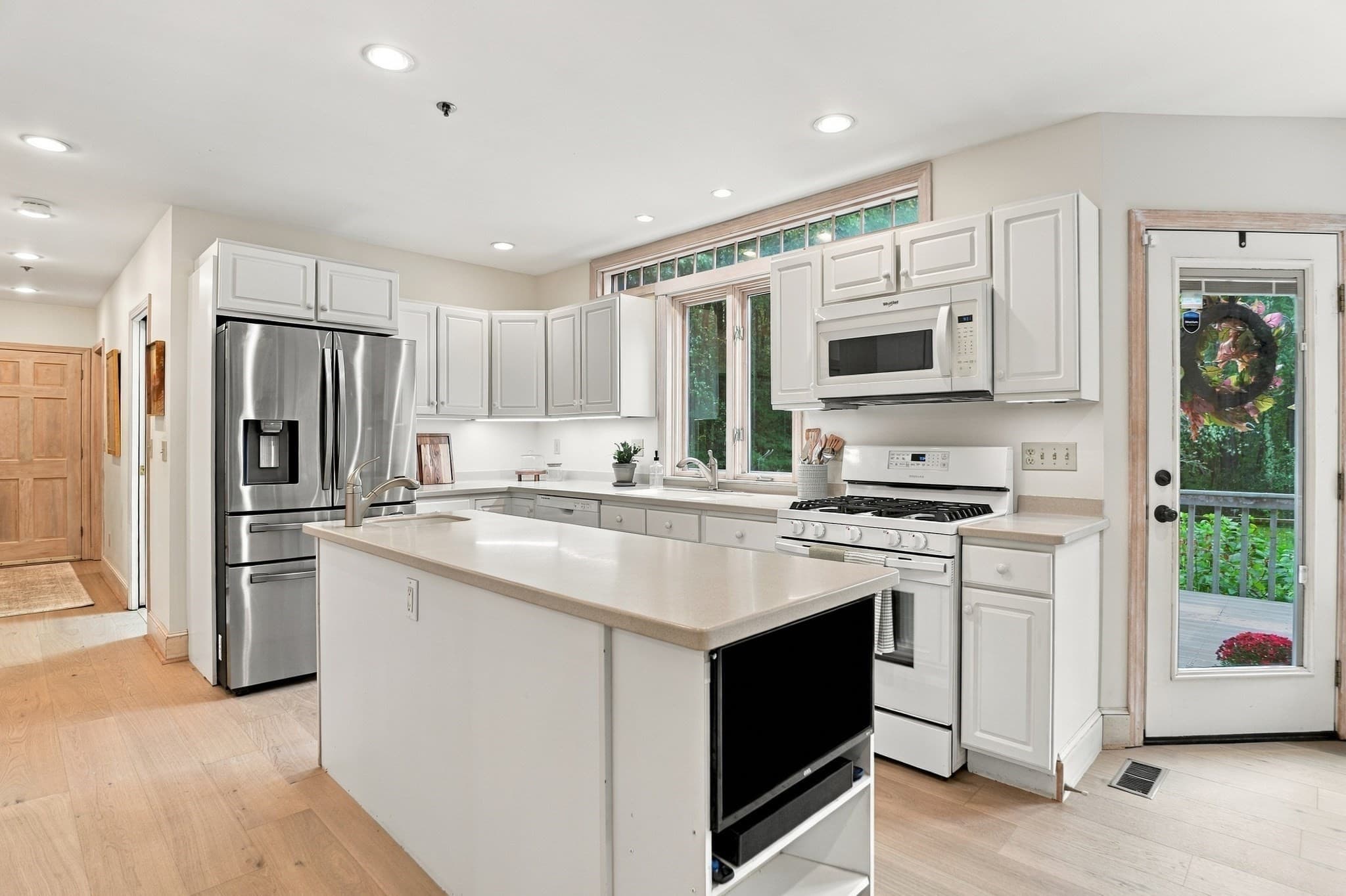 Single Family Residence at 9 Fox Run Dr, Haverhill MA 01832, Haverhill, photo 5 of 42
