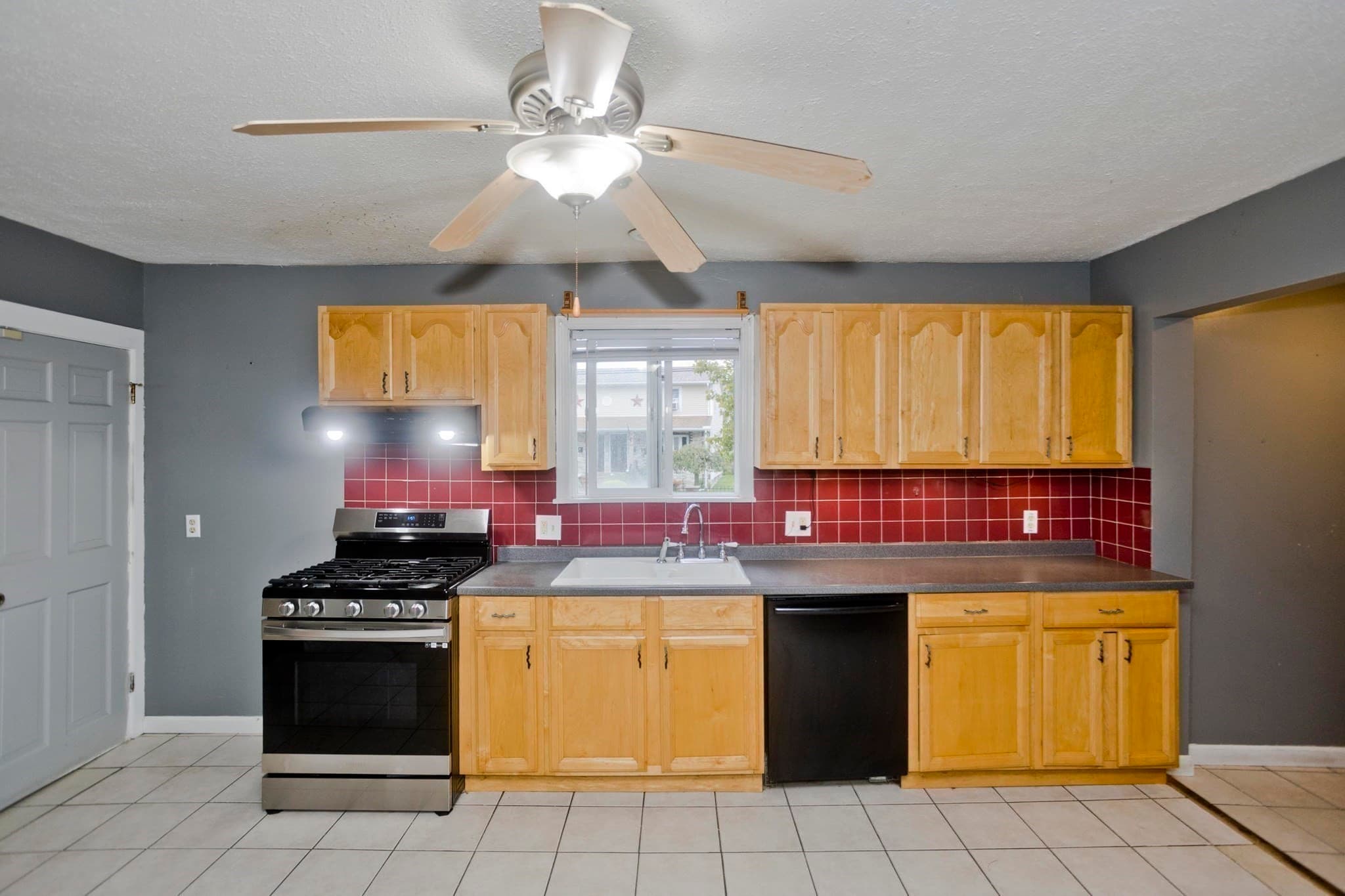 Single Family Residence at 1439 Worcester St, Springfield MA 01151, Springfield, photo 6 of 31