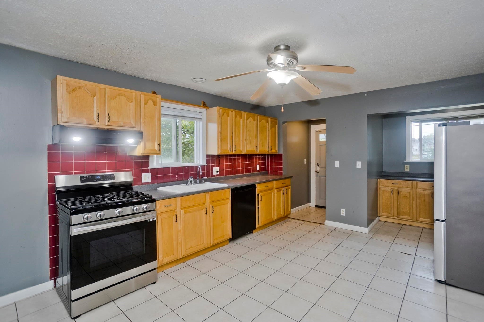 Single Family Residence at 1439 Worcester St, Springfield MA 01151, Springfield, photo 4 of 31