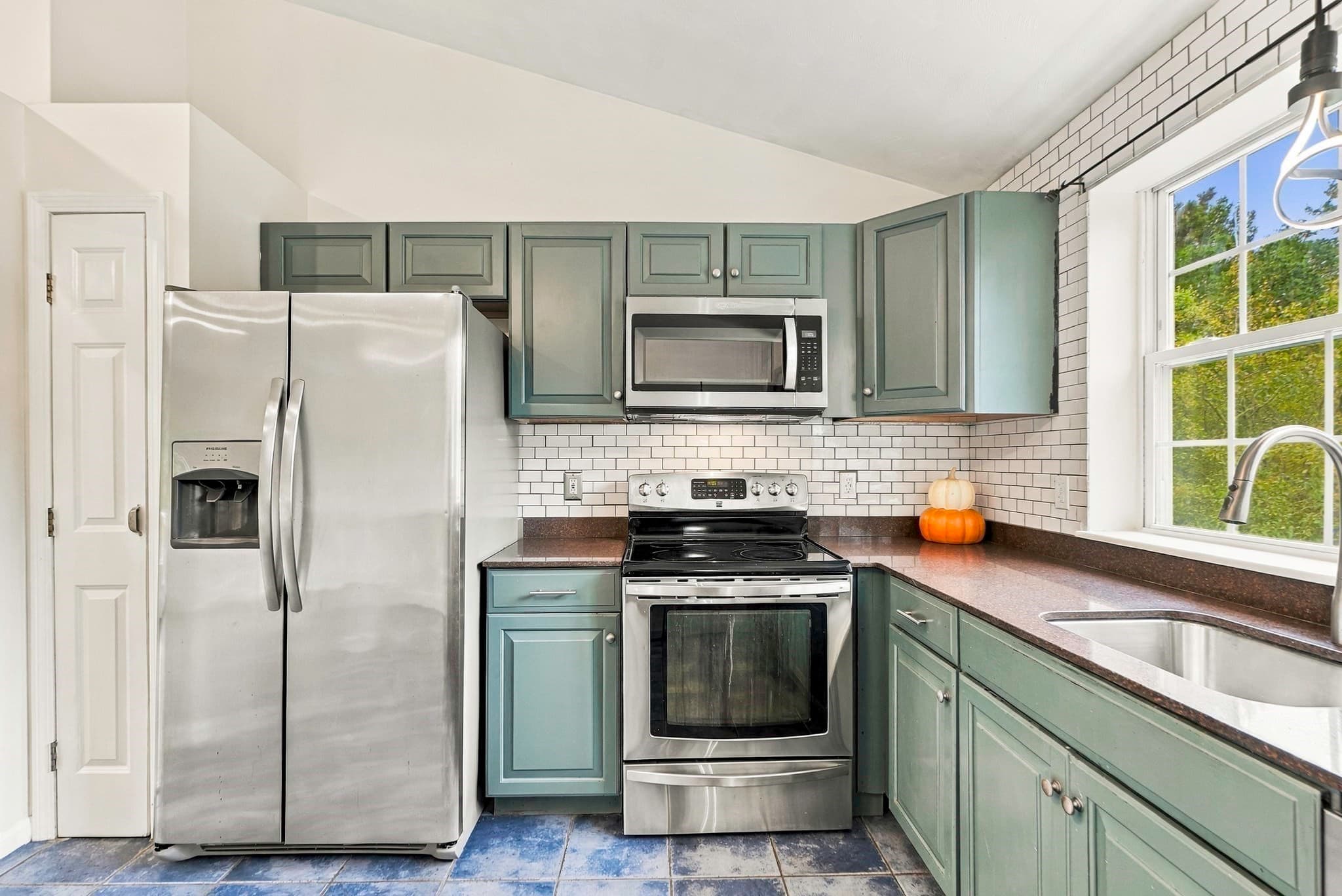 Single Family Residence at 8 Thompson Cir, Plymouth MA 02360, Plymouth, photo 9 of 41
