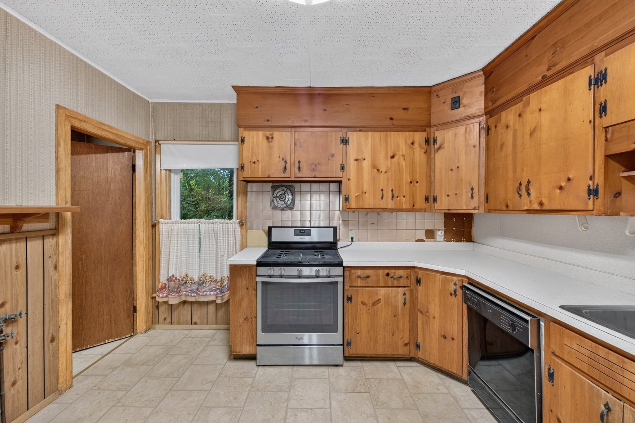 2 Family - 2 Units Up/Down at 63 Pleasant Street, Spencer MA 01562, Spencer, photo 4 of 39
