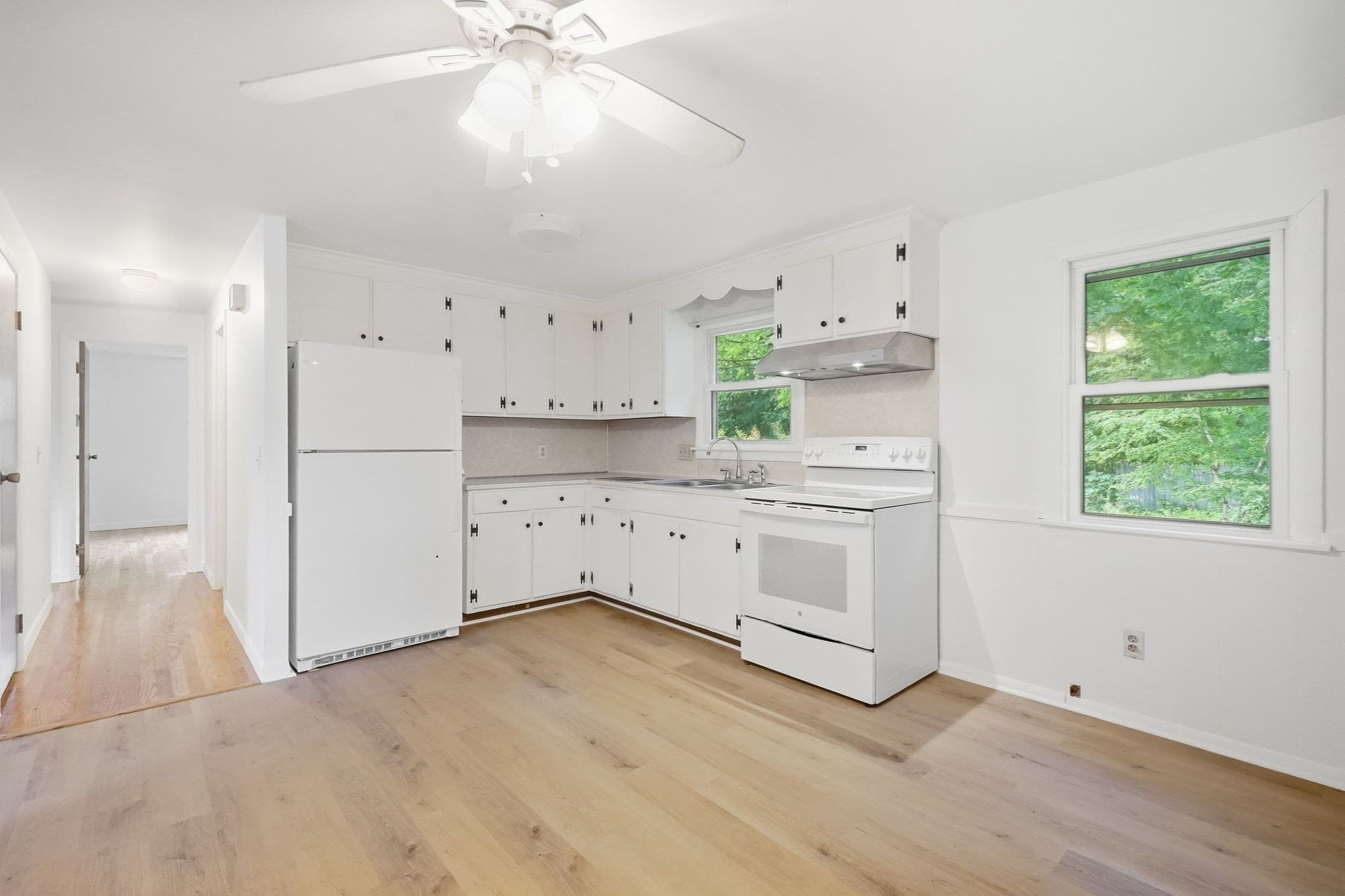 Single Family Residence at 202 Glenoak Dr, Springfield MA 01129, Springfield, photo 13 of 41