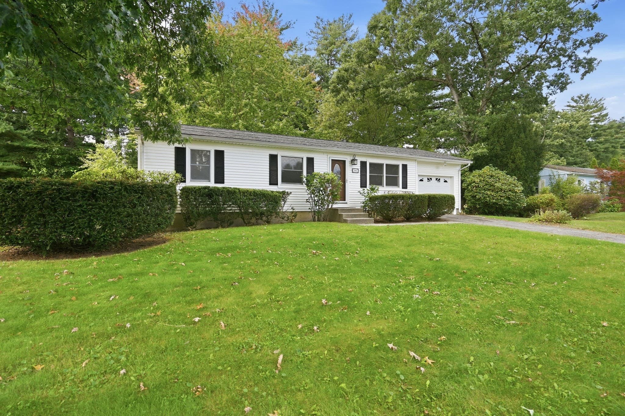 Single Family Residence at 202 Glenoak Dr, Springfield MA 01129, Springfield, photo 3 of 41