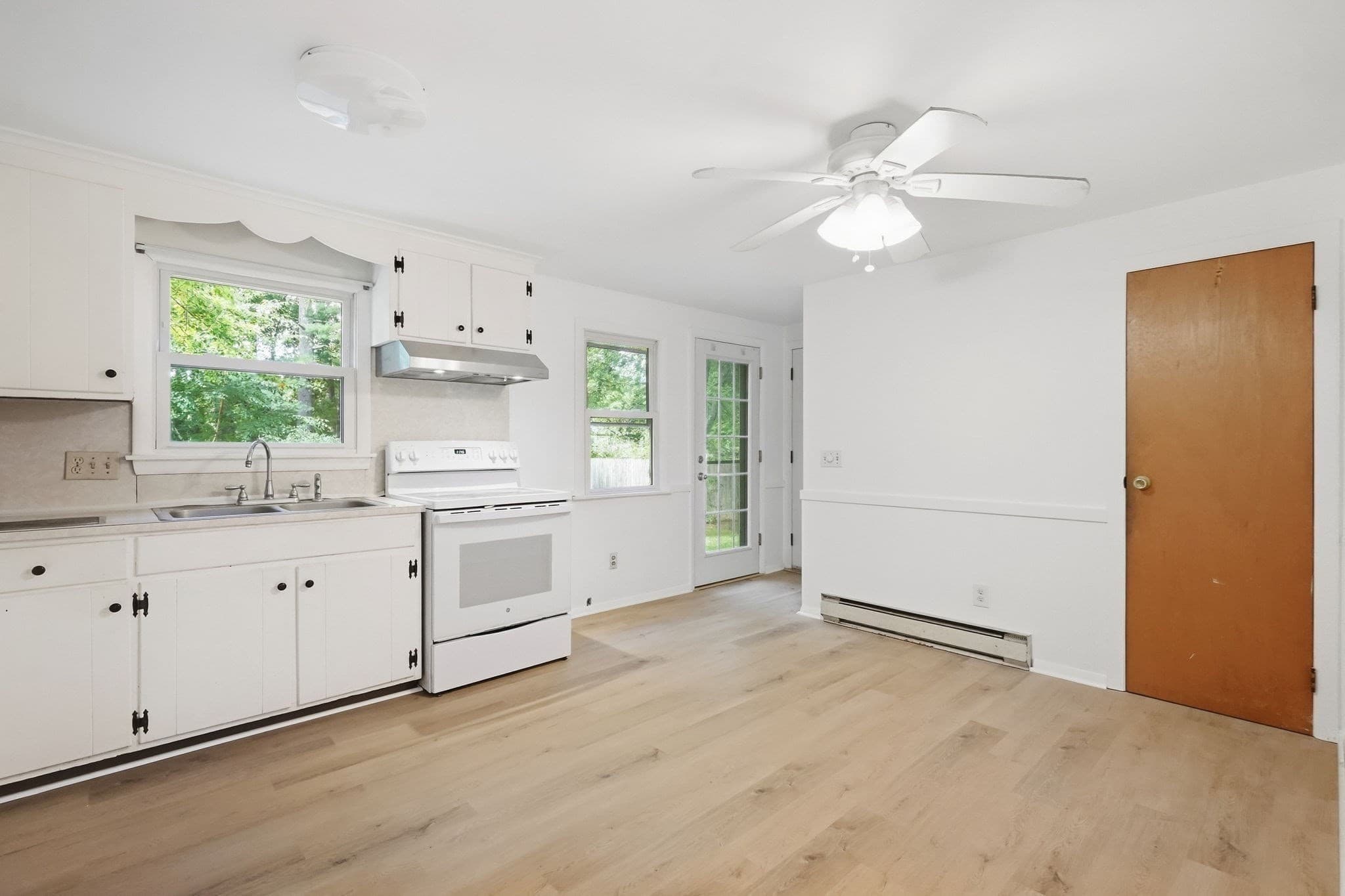 Single Family Residence at 202 Glenoak Dr, Springfield MA 01129, Springfield, photo 11 of 41