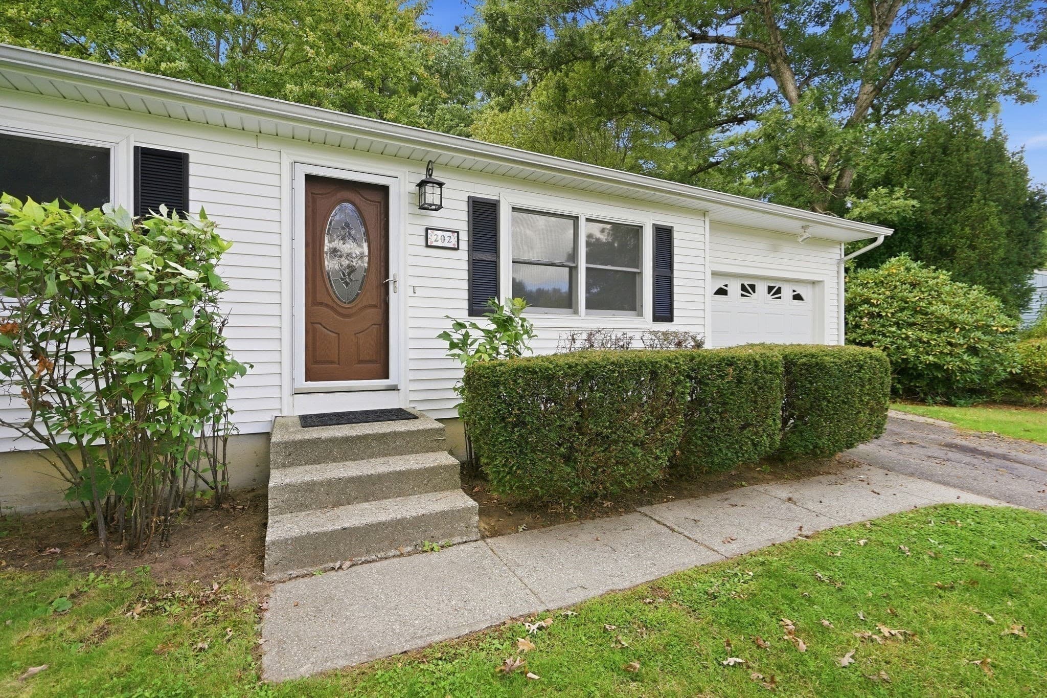 Single Family Residence at 202 Glenoak Dr, Springfield MA 01129, Springfield, photo 4 of 41