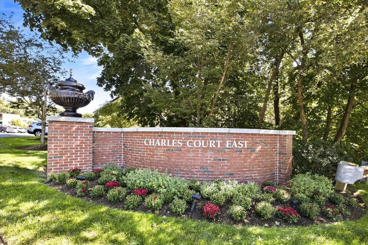 1208 Greendale Ave # 211, Needham MA 02492