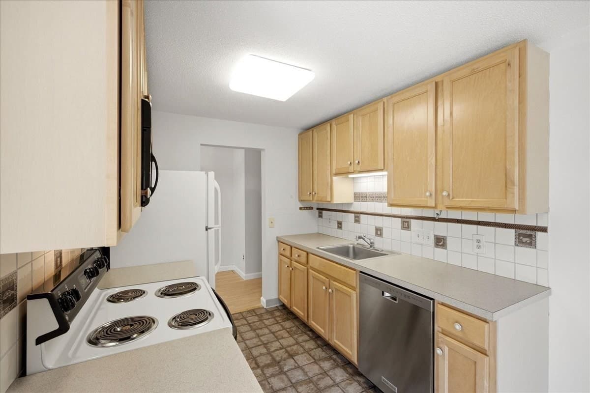 Condominium at 1208 Greendale Ave # 211, Needham MA 02492, Needham, photo 15 of 36