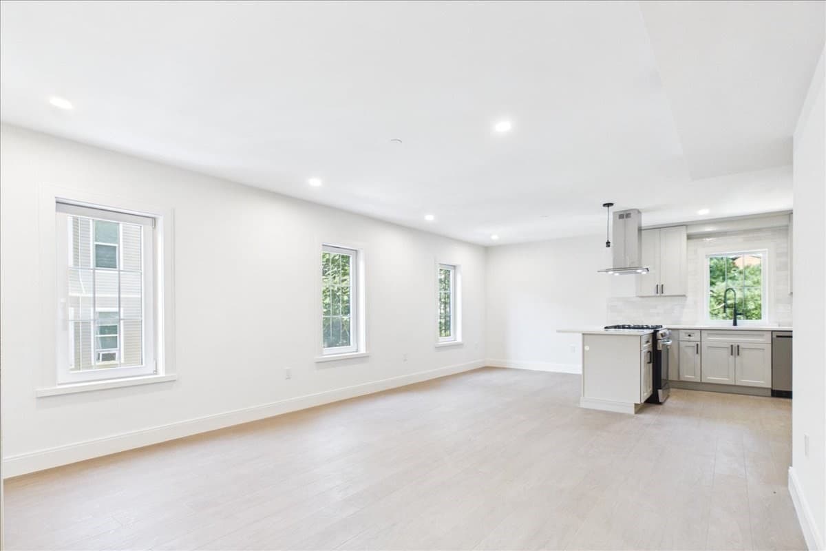 Condominium at 305 Chestnut Ave # 4, Boston MA 02130, Boston, photo 7 of 38