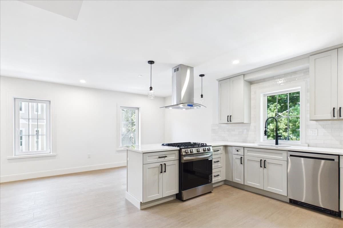 Condominium at 305 Chestnut Ave # 4, Boston MA 02130, Boston, photo 11 of 38