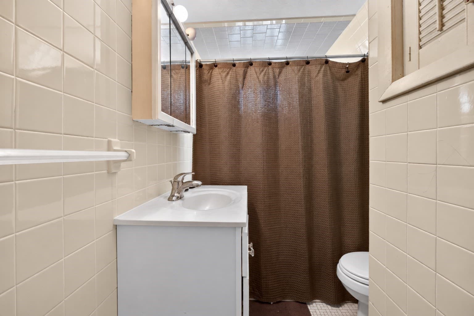 Single Family Residence at 40 Avalon St, Revere MA 02151, Revere, photo 12 of 19