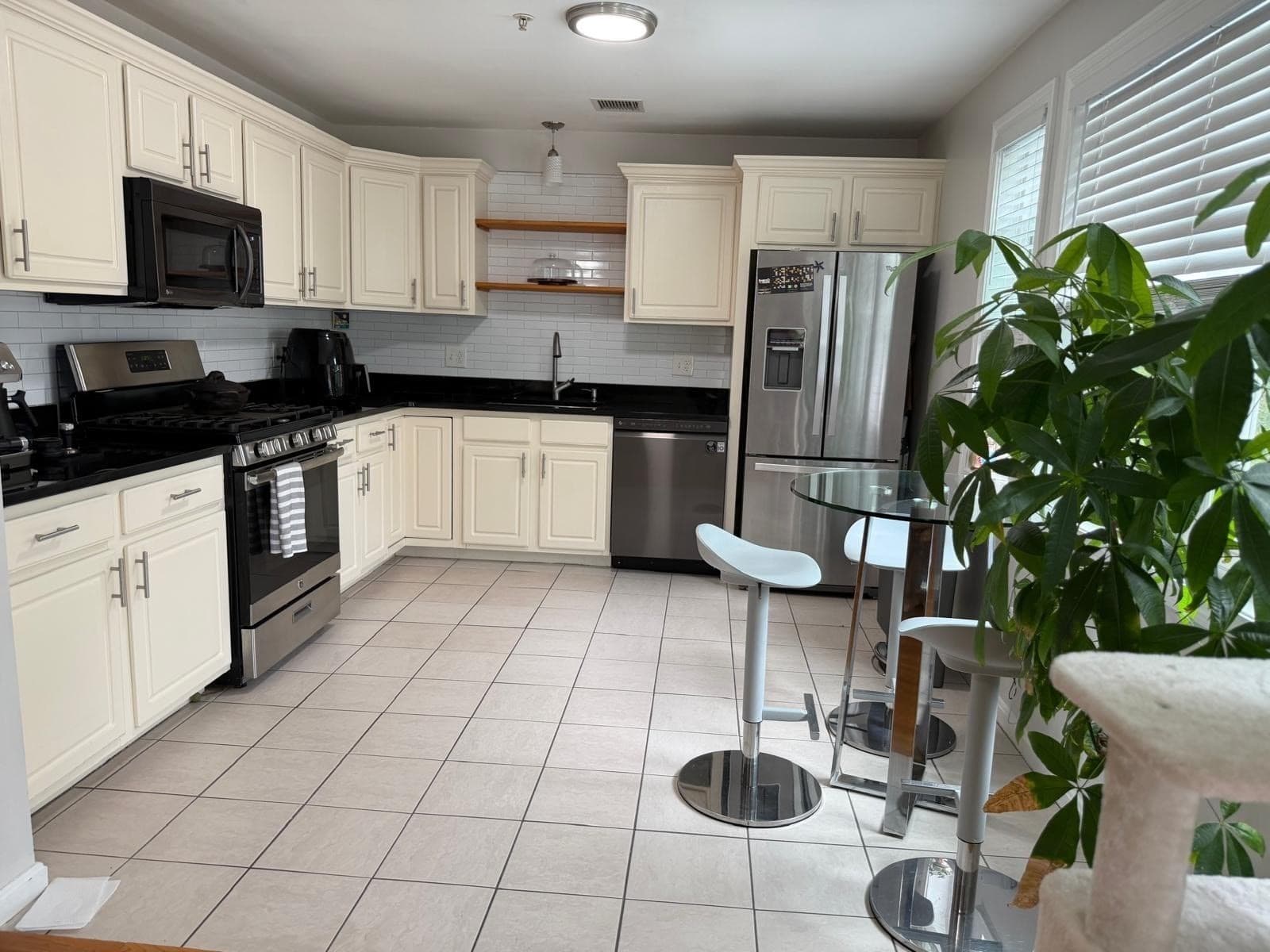 Condominium at 627 Revere Beach Pkwy # 627, Revere MA 02151, Revere, photo 2 of 30