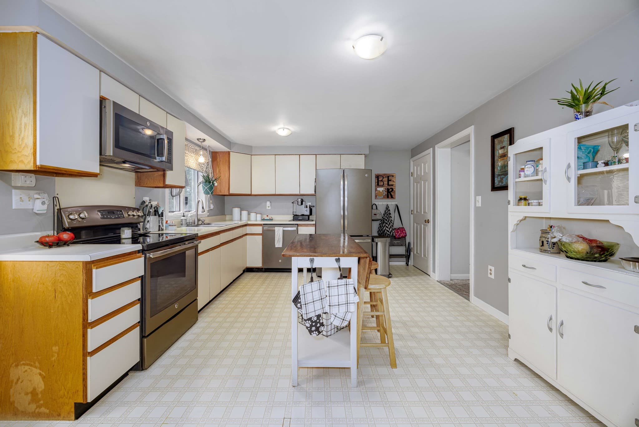Condominium at 2 Elm Street # B, Medway MA 02053, Medway, photo 10 of 39