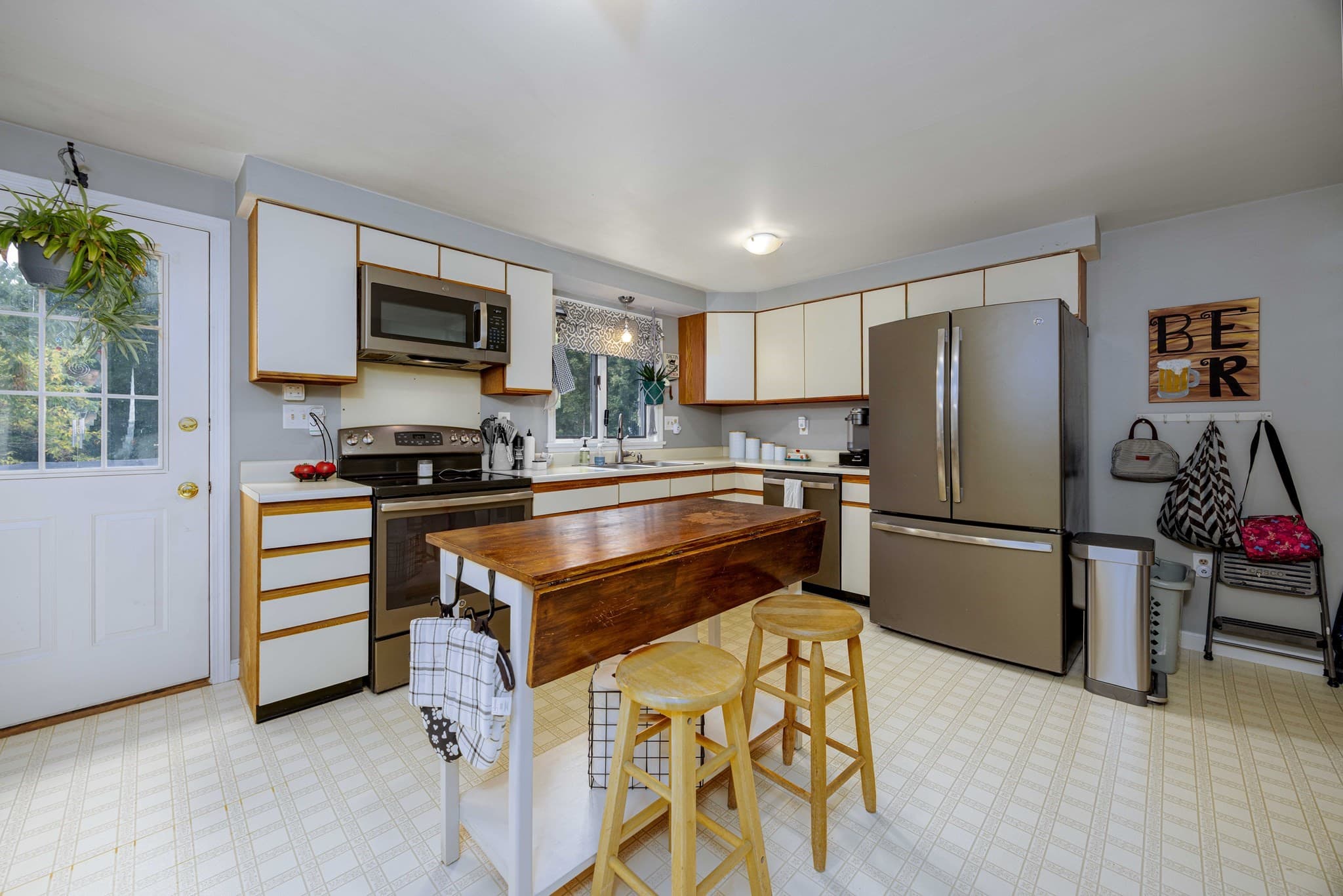 Condominium at 2 Elm Street # B, Medway MA 02053, Medway, photo 11 of 39